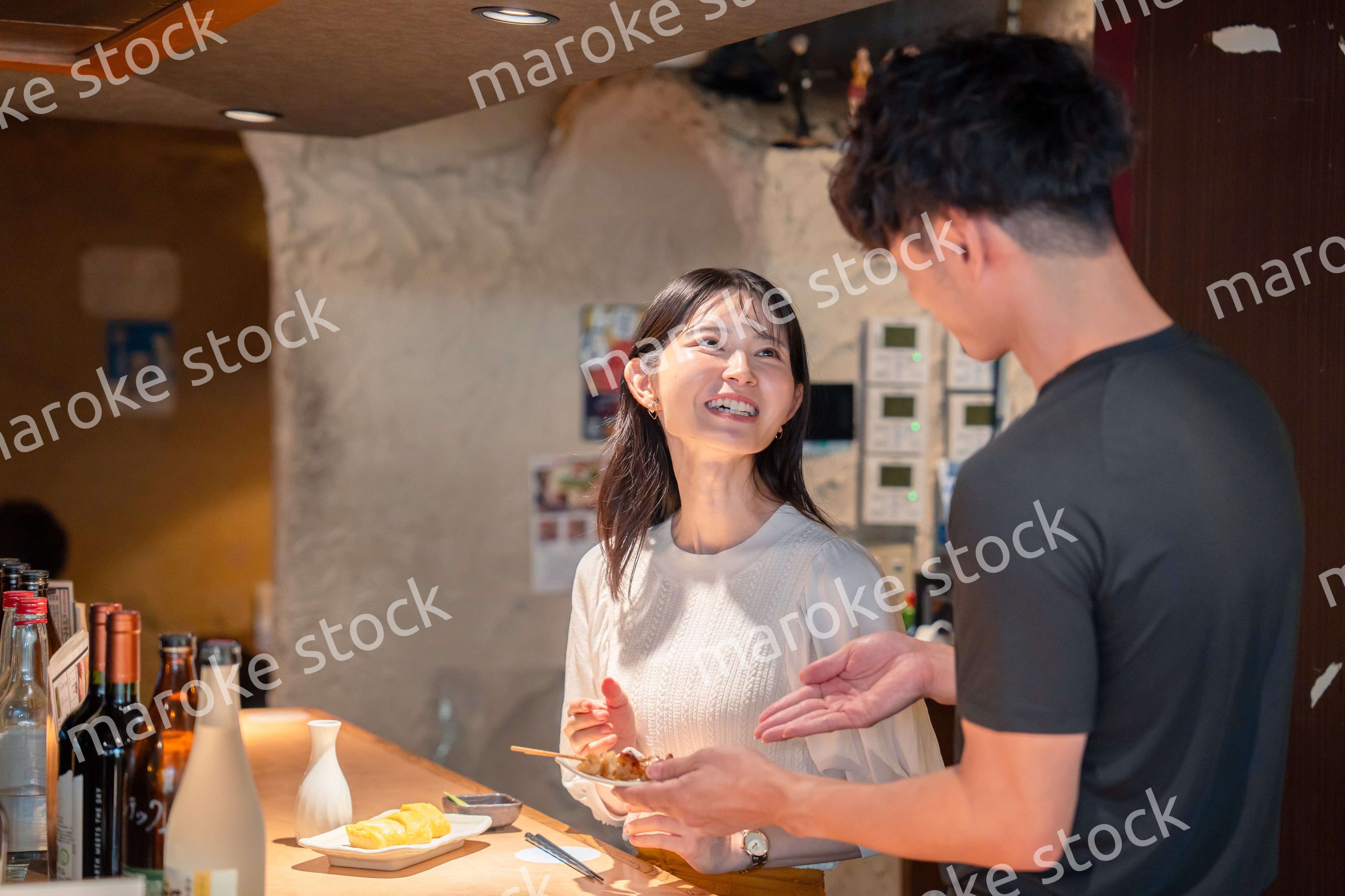 焼き鳥屋さんの女性客と店員