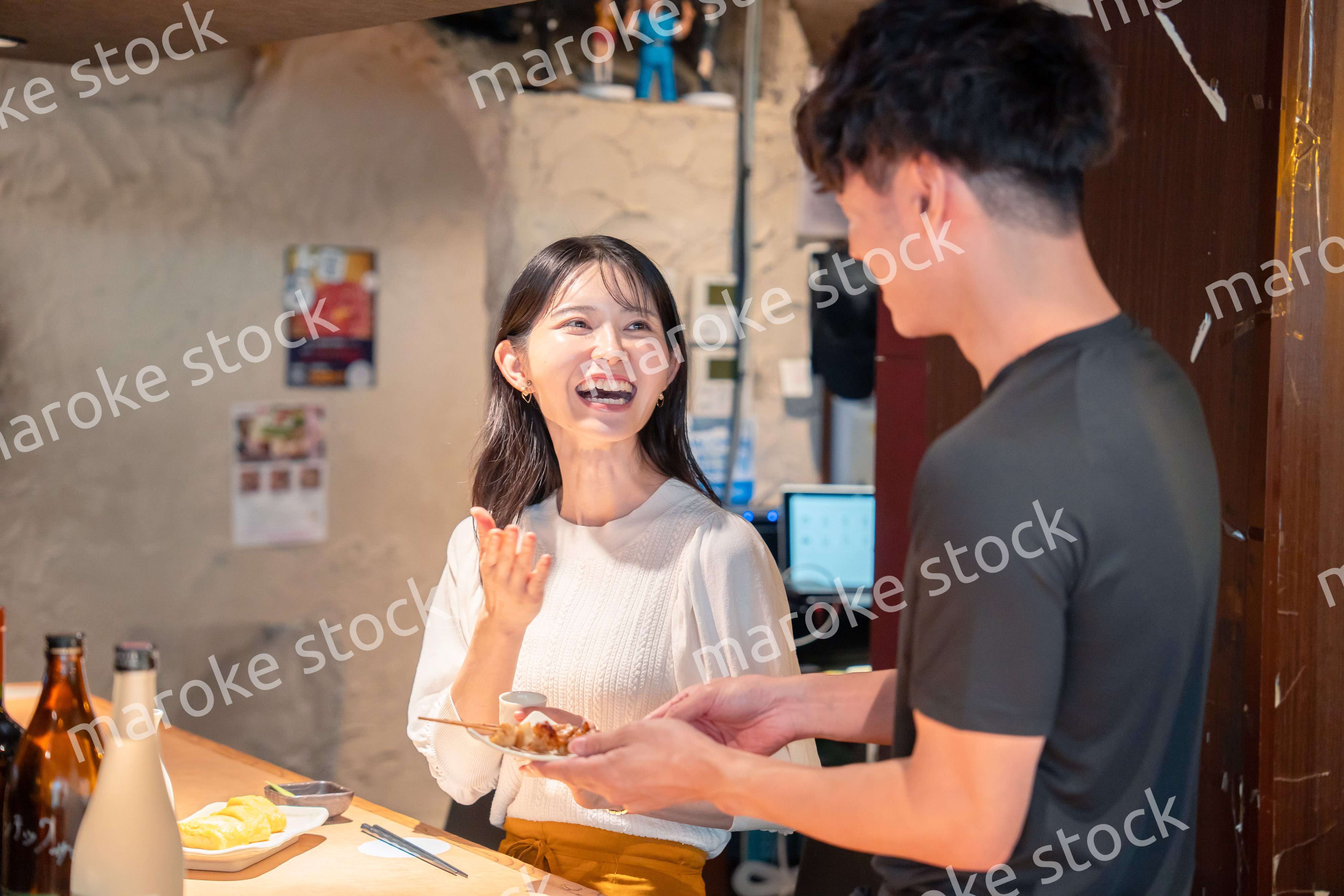 焼き鳥屋さんの女性客と店員