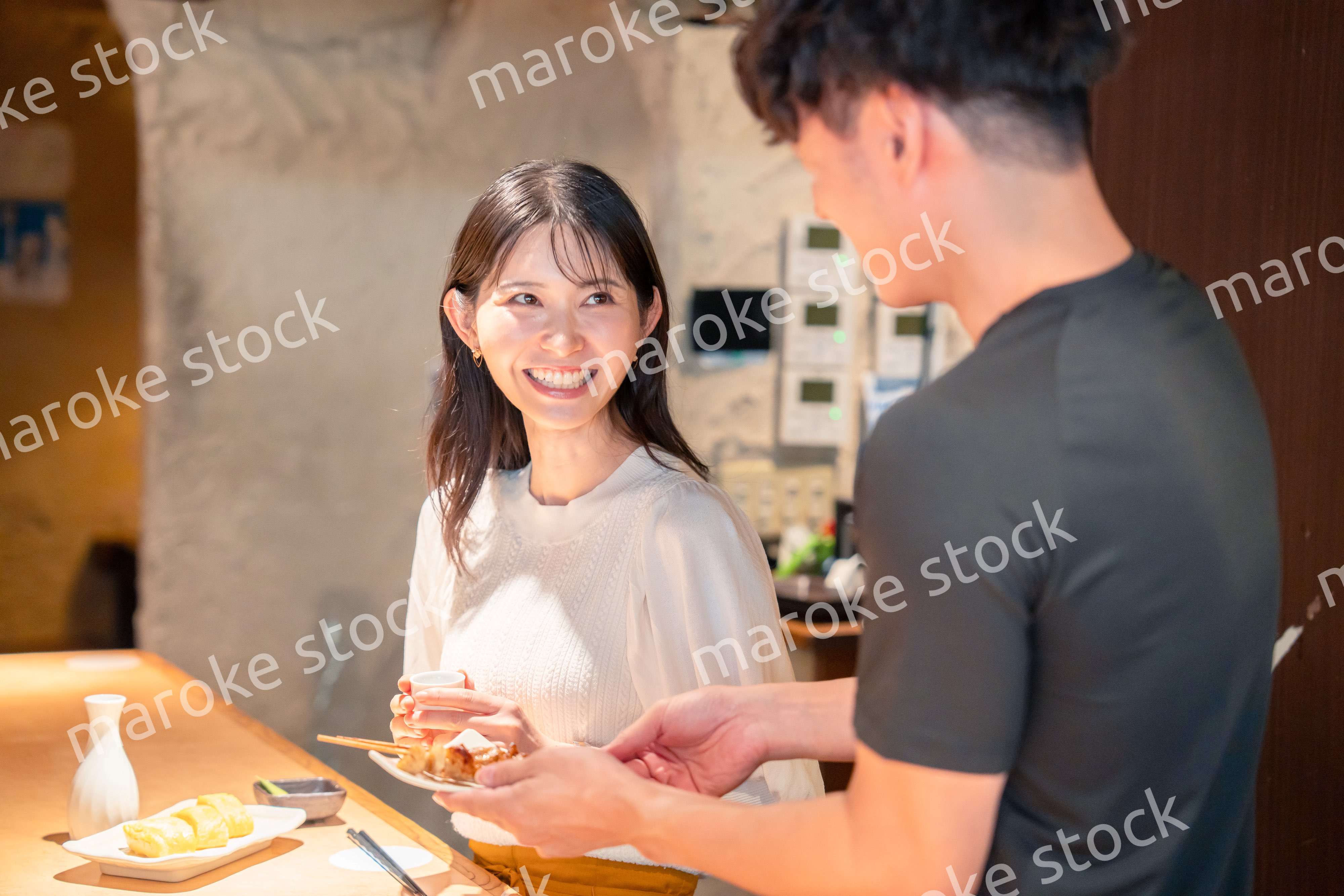 焼き鳥屋さんの女性客と店員