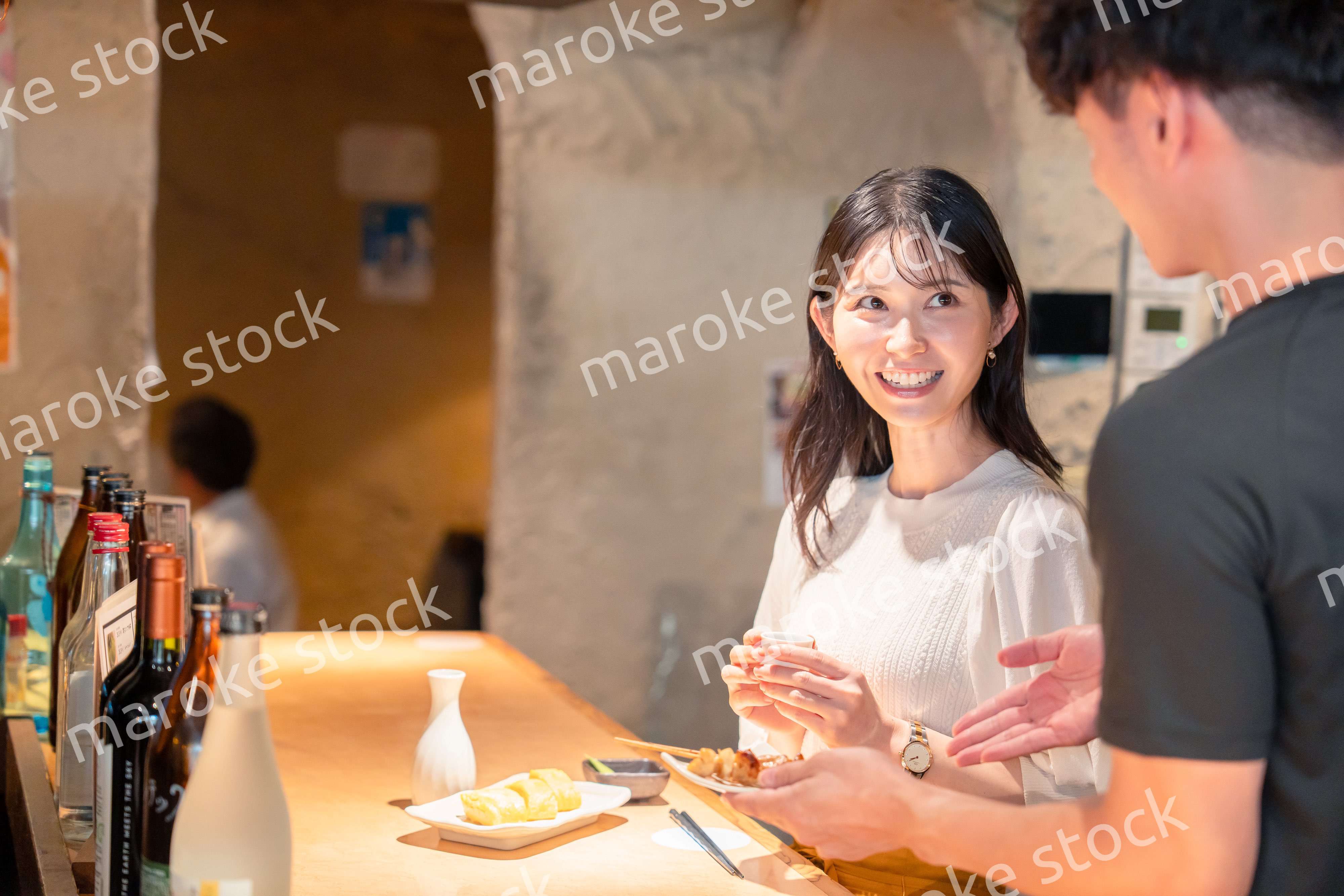 焼き鳥屋さんの女性客と店員