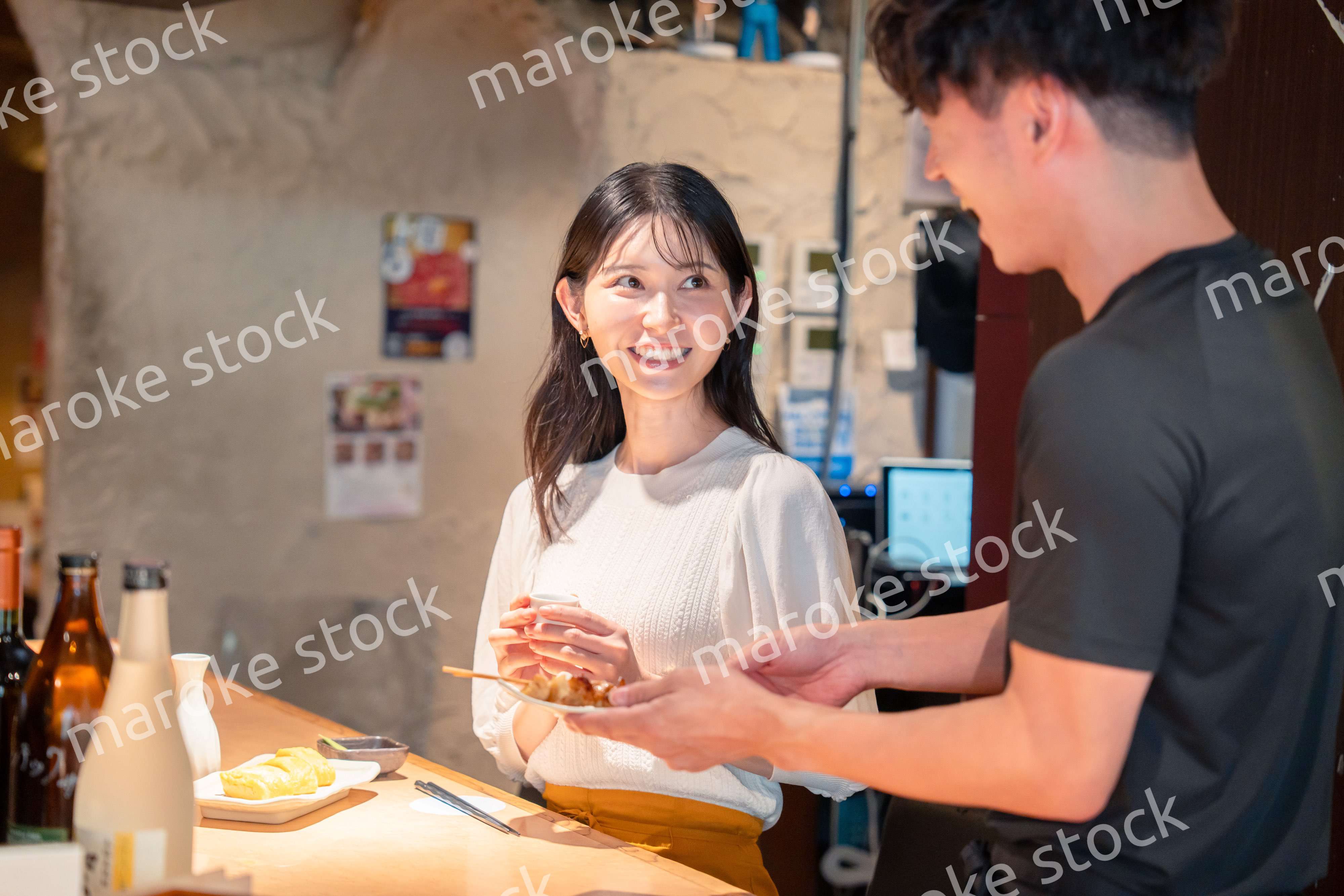 焼き鳥屋さんの女性客と店員