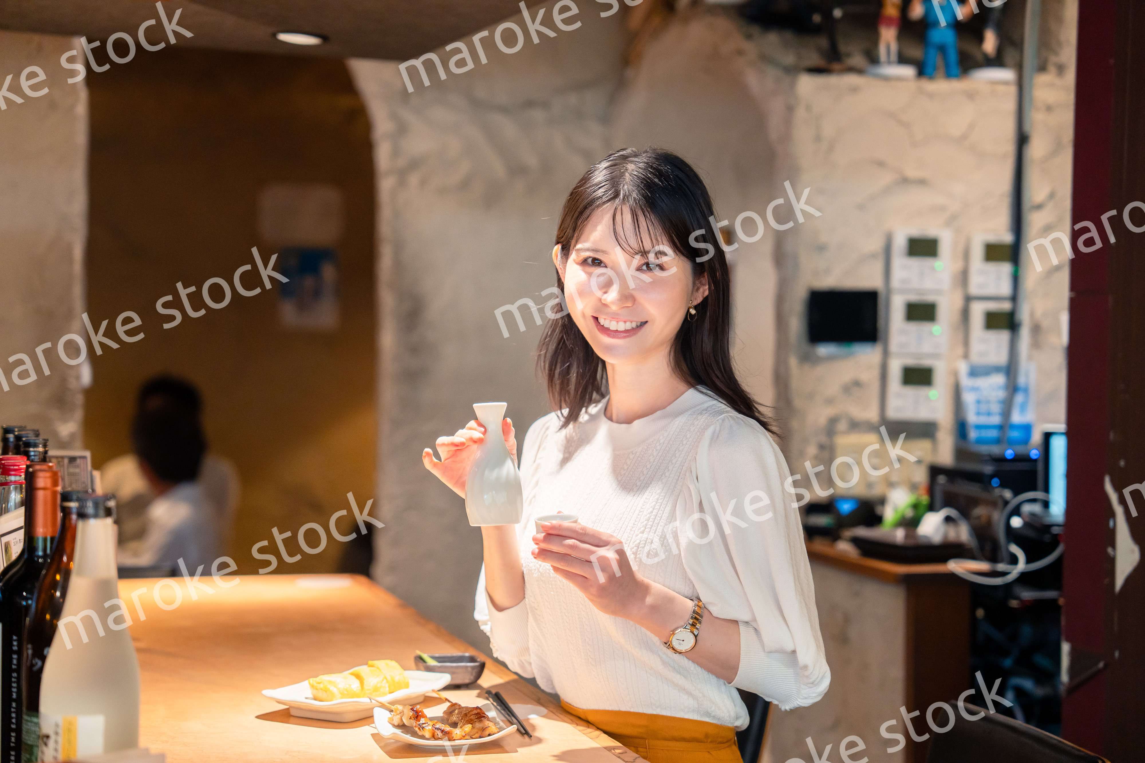 お店で一人でお酒を楽しむ女性