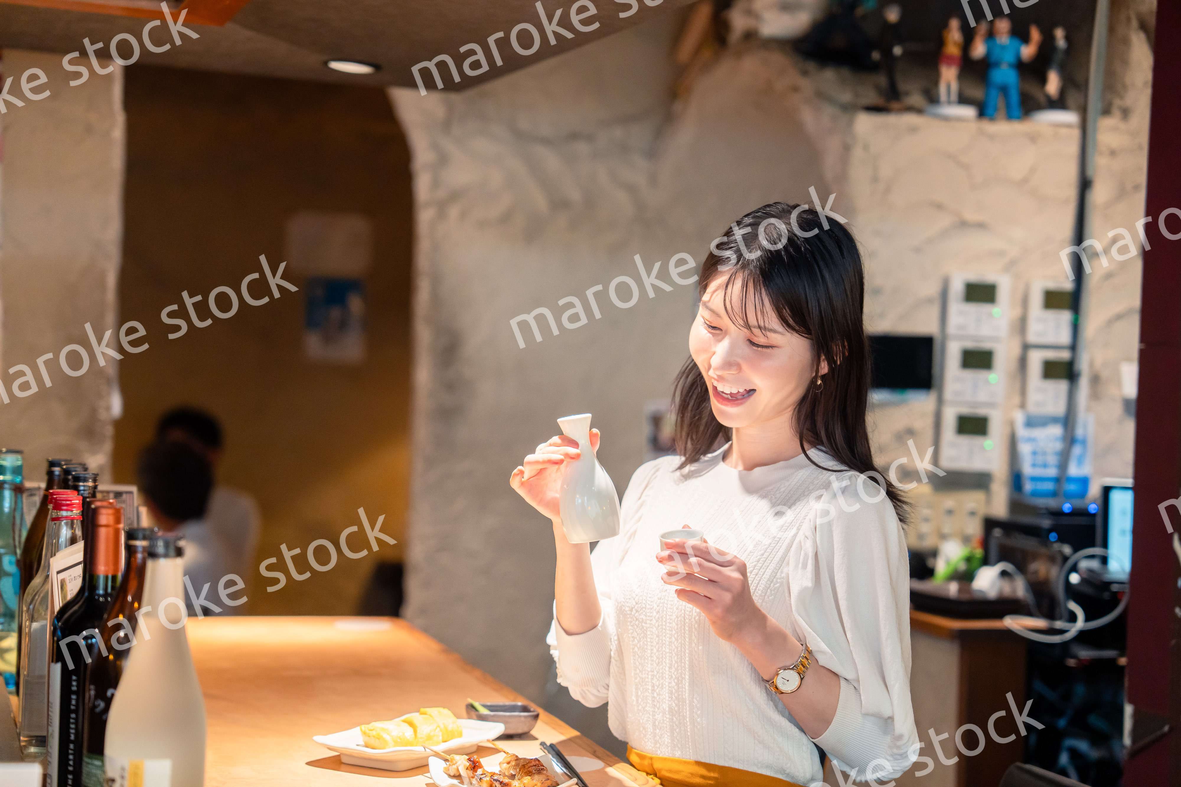 お店で一人でお酒を楽しむ女性