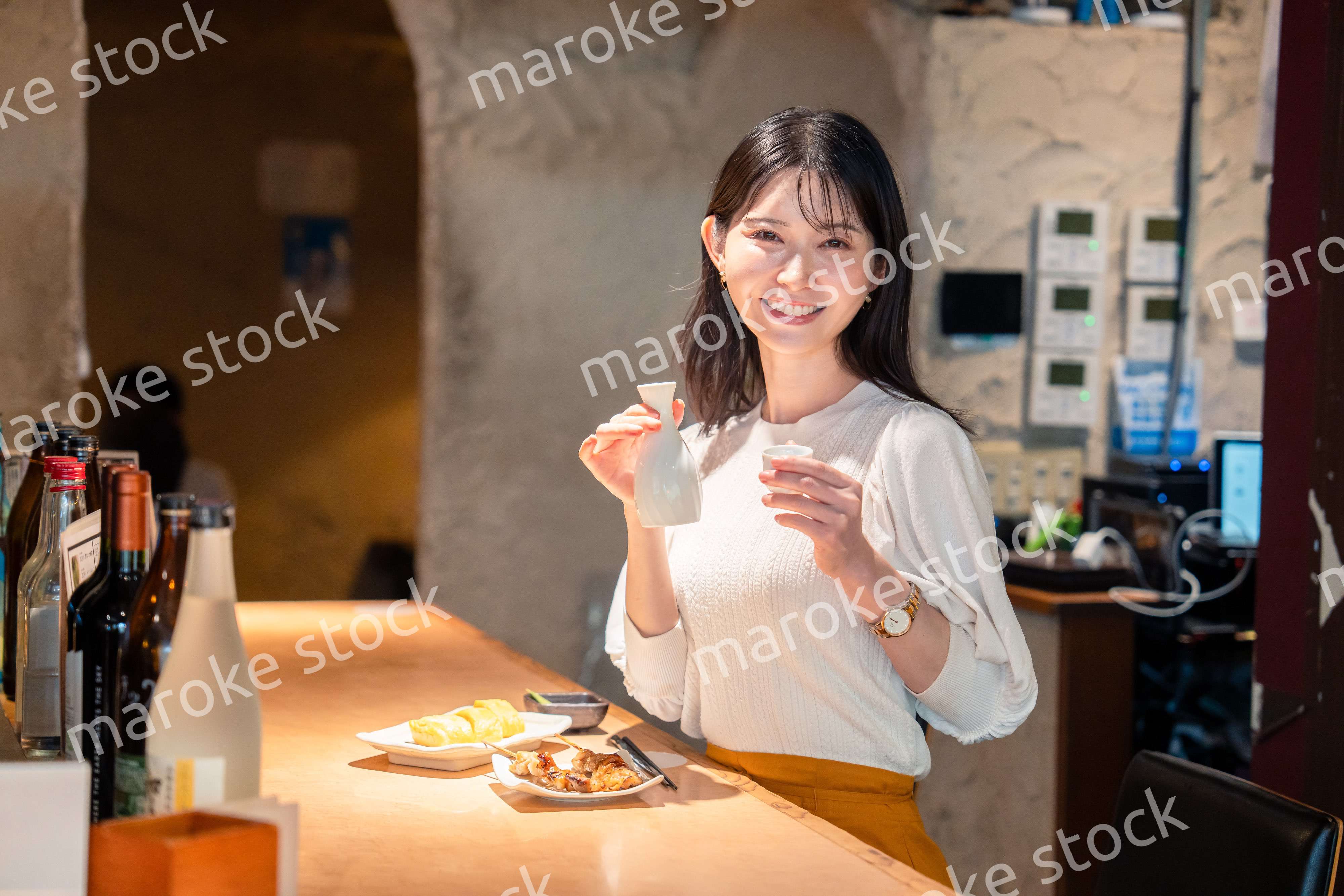 お店で一人でお酒を楽しむ女性