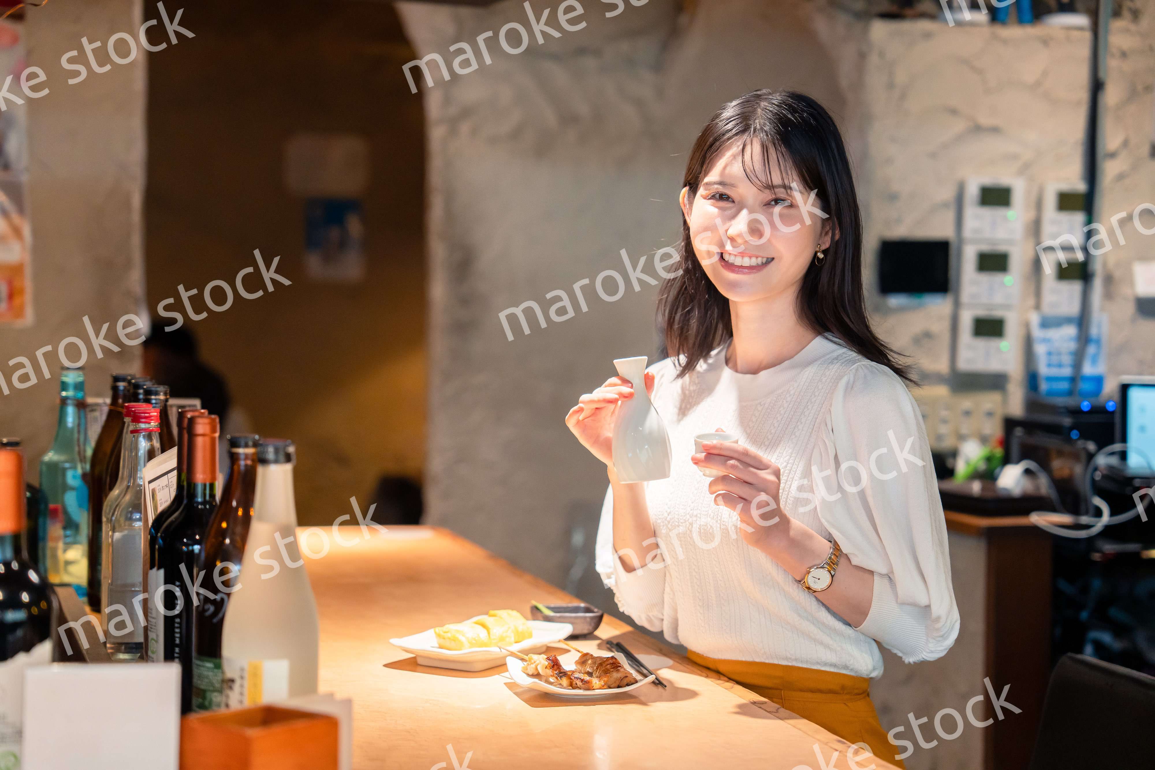 お店で一人でお酒を楽しむ女性