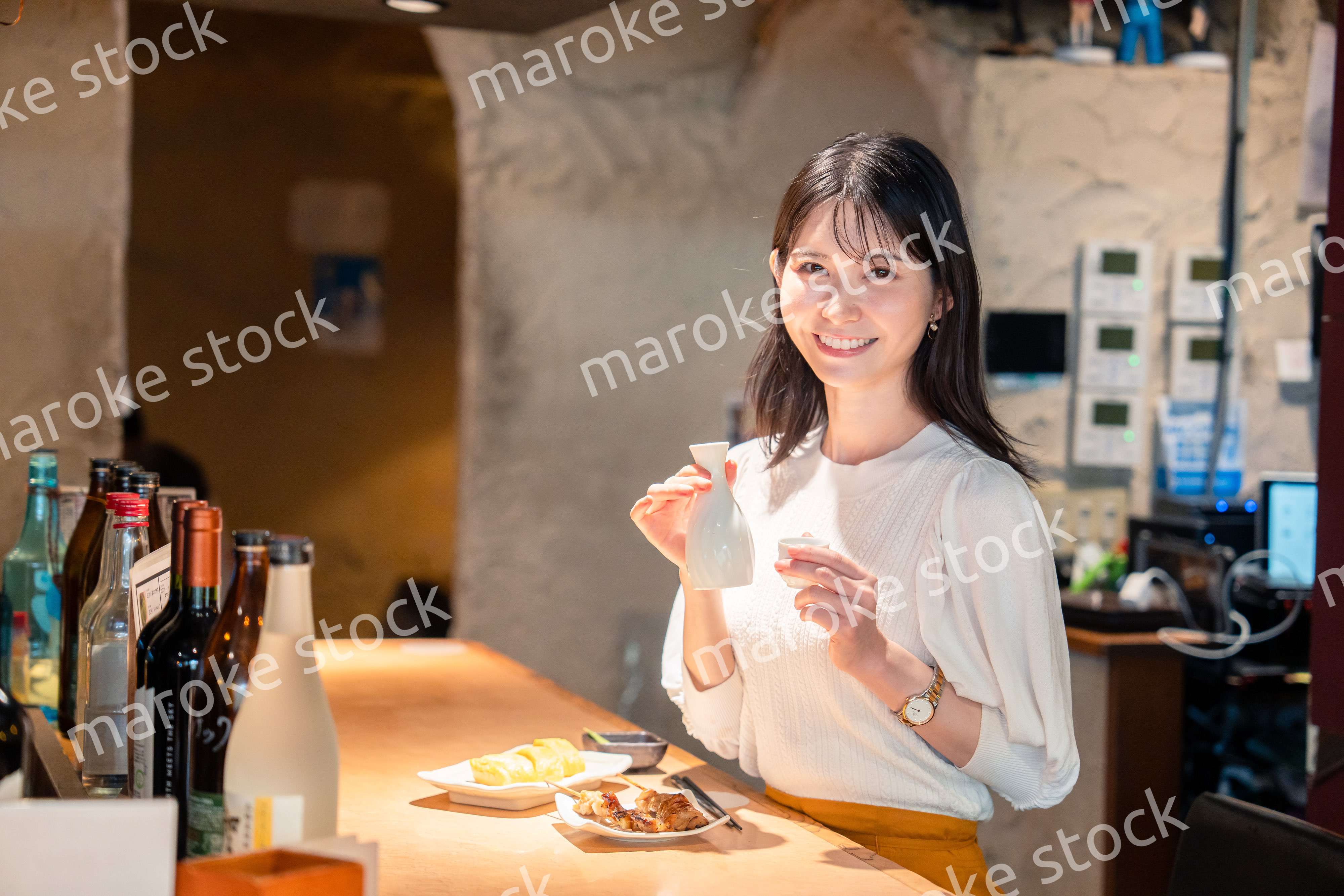 お店で一人でお酒を楽しむ女性