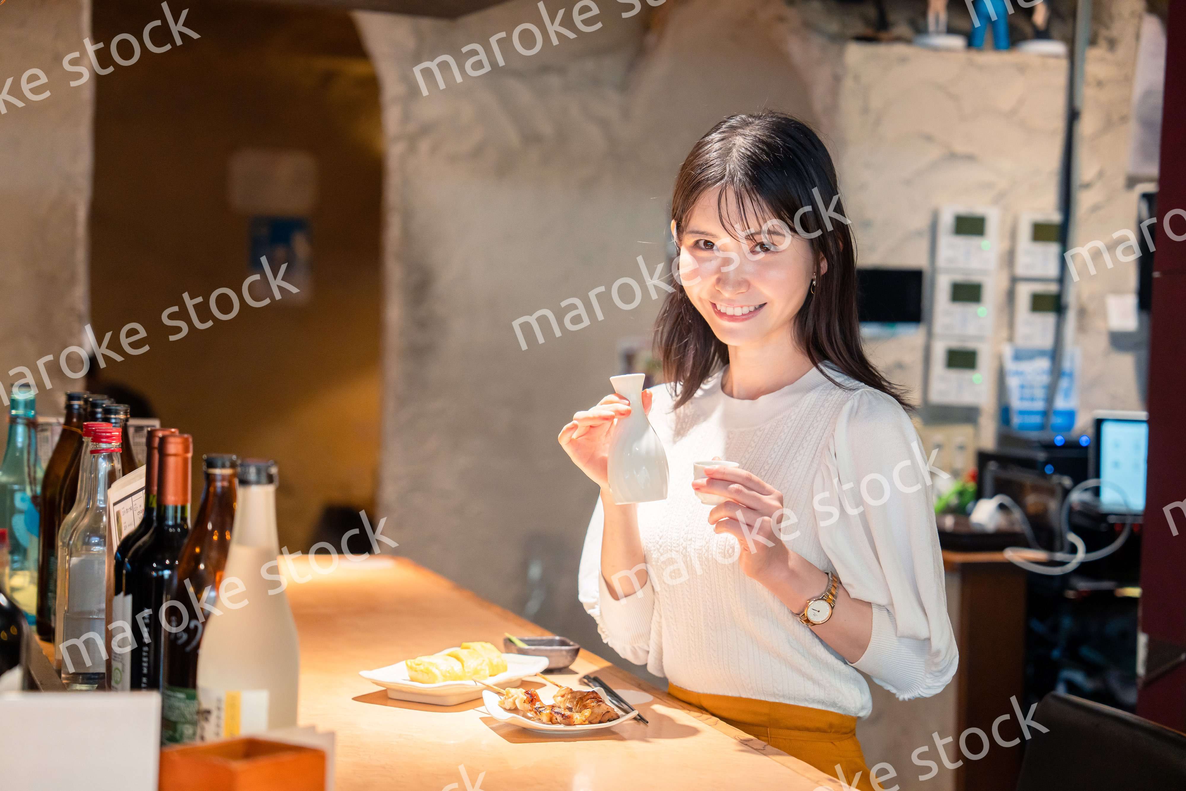 お店で一人でお酒を楽しむ女性