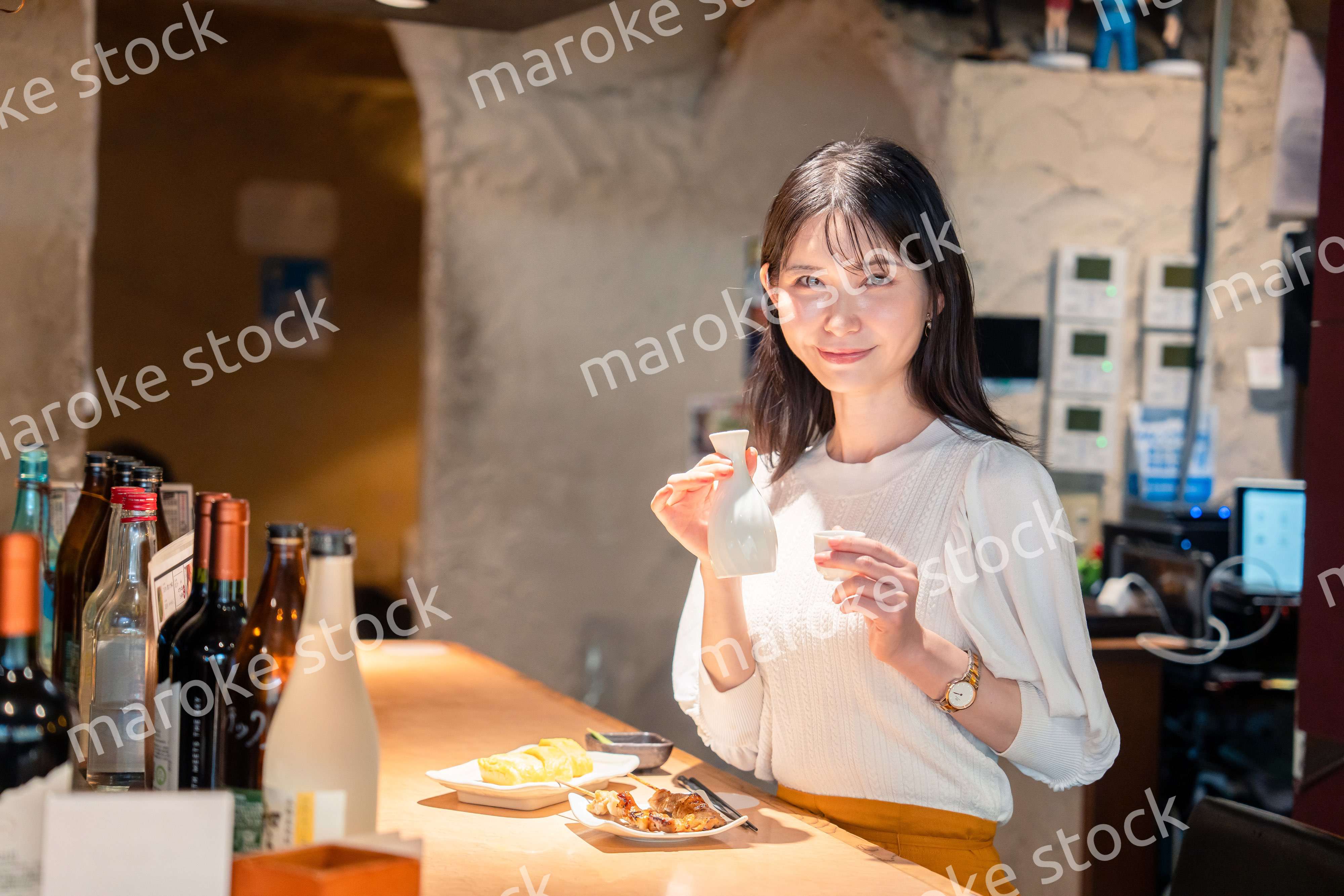 お店で一人でお酒を楽しむ女性