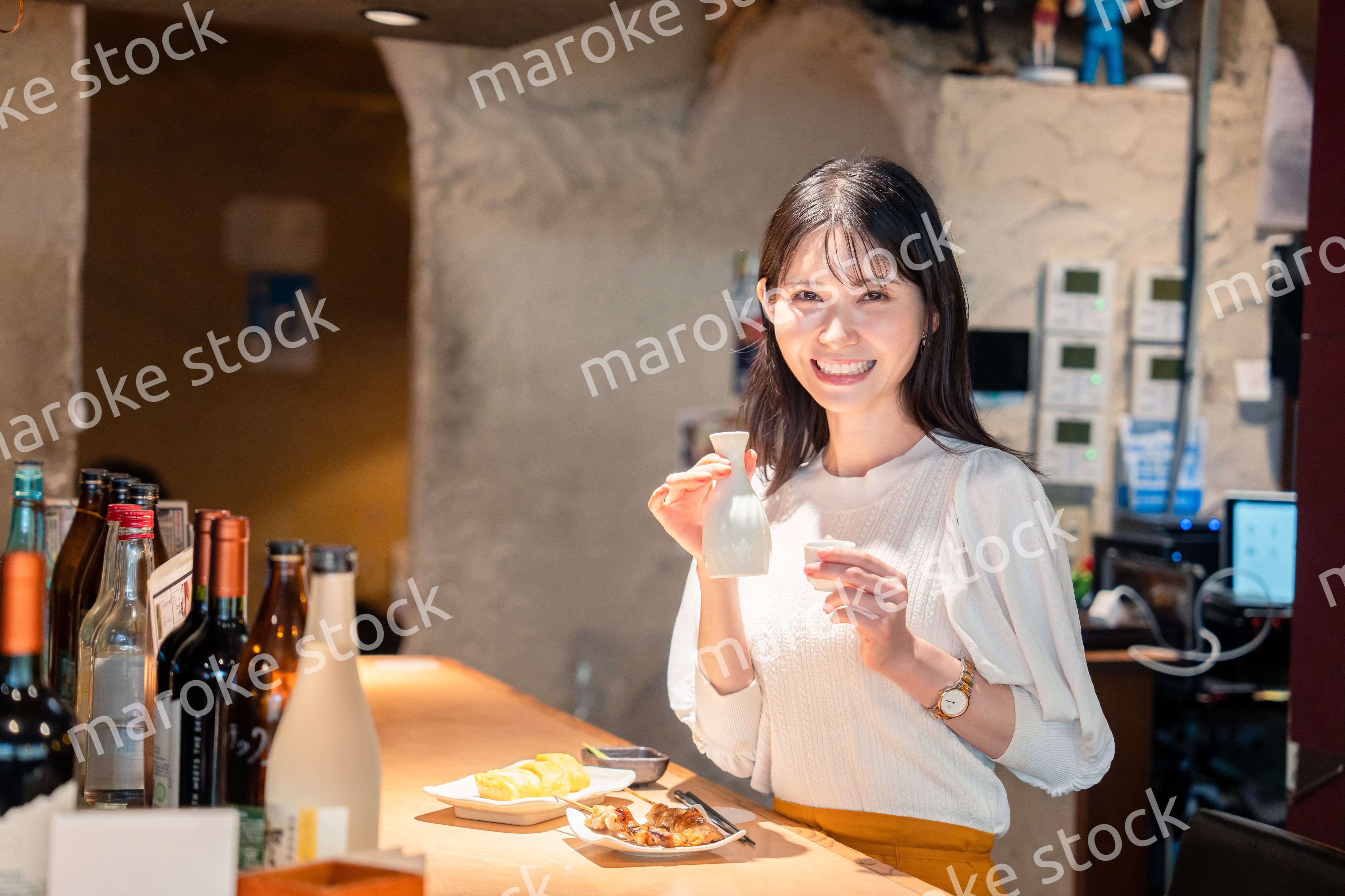 お店で一人でお酒を楽しむ女性