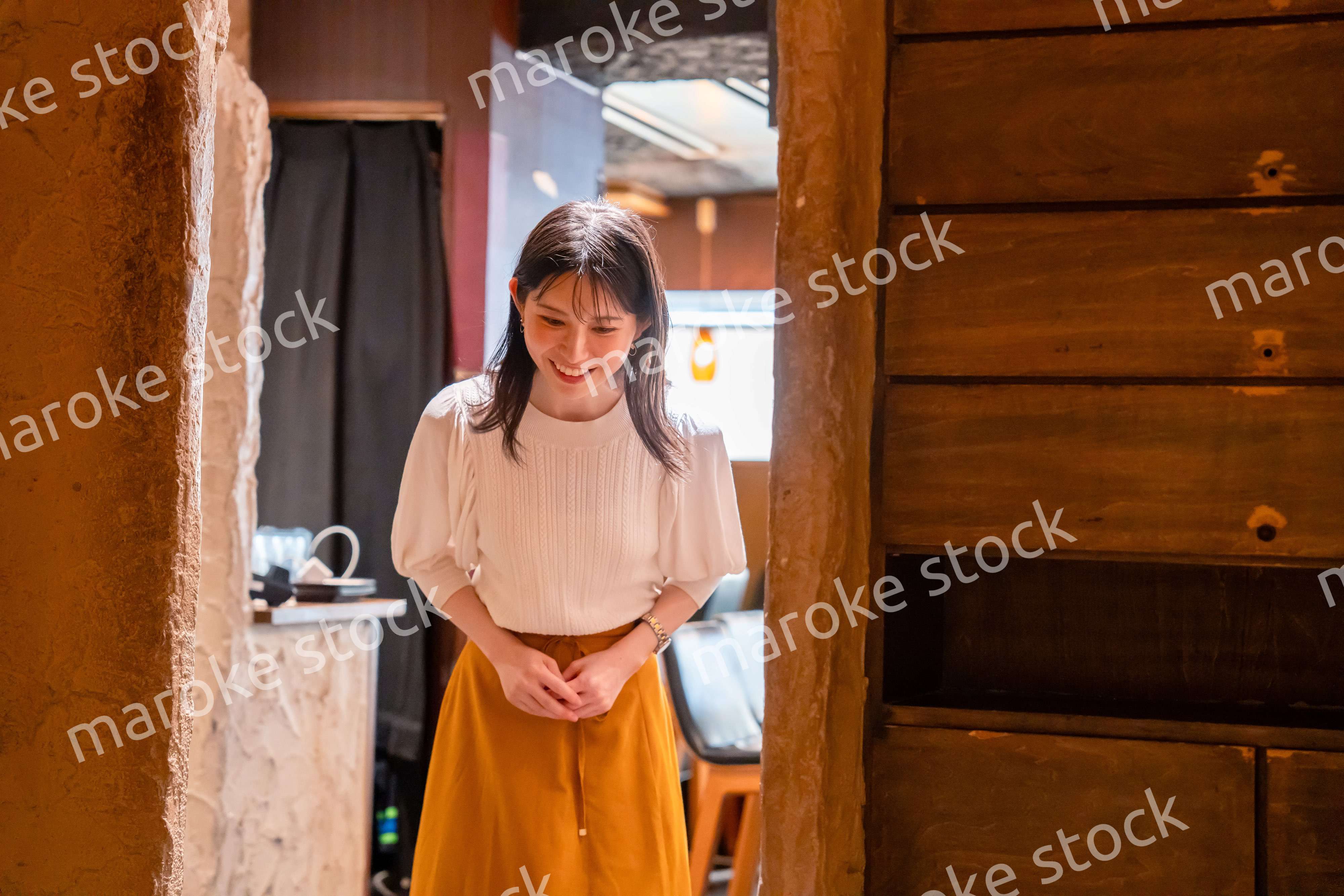 レストランに入店する若い女性