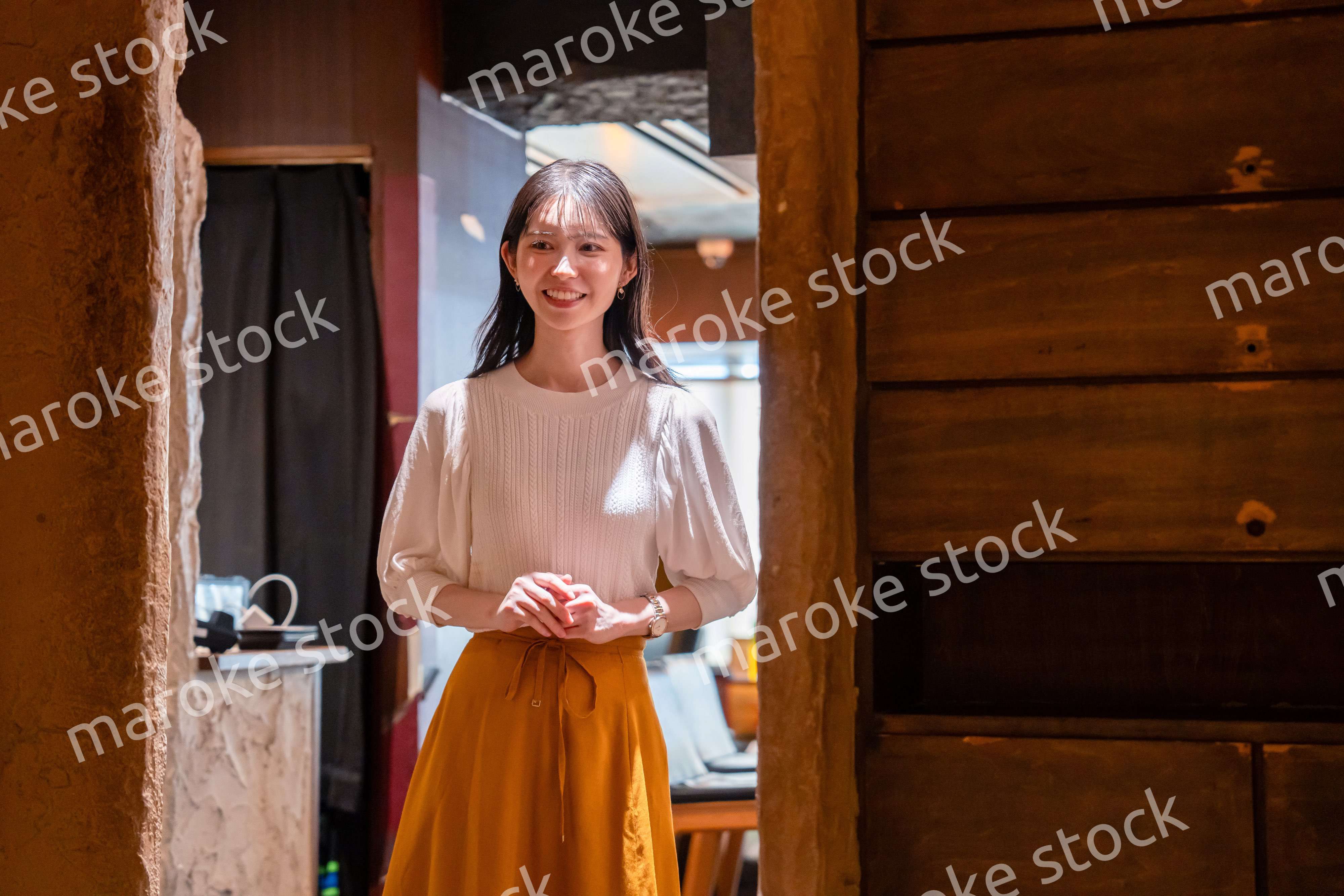 レストランに入店する若い女性