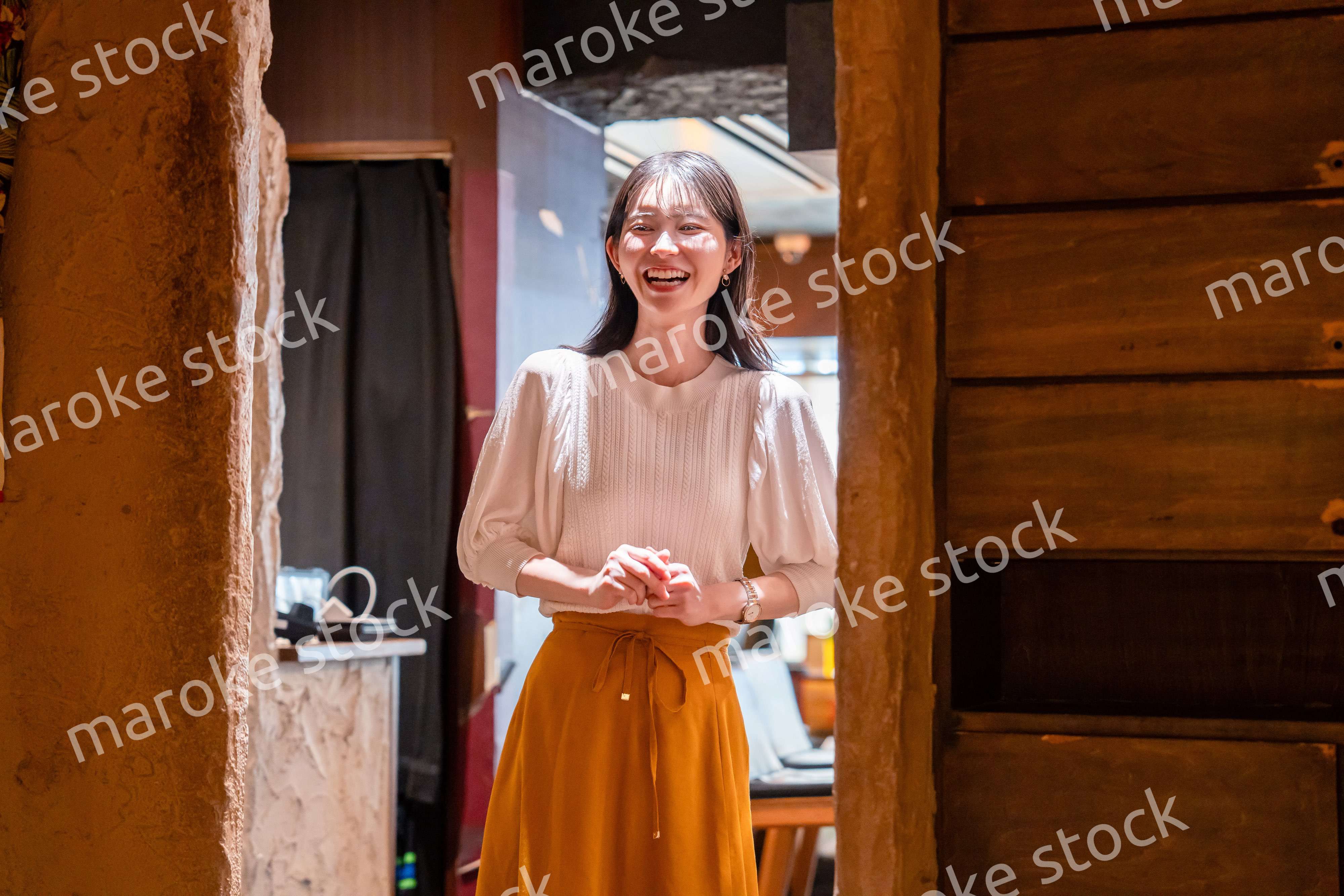 レストランに入店する若い女性