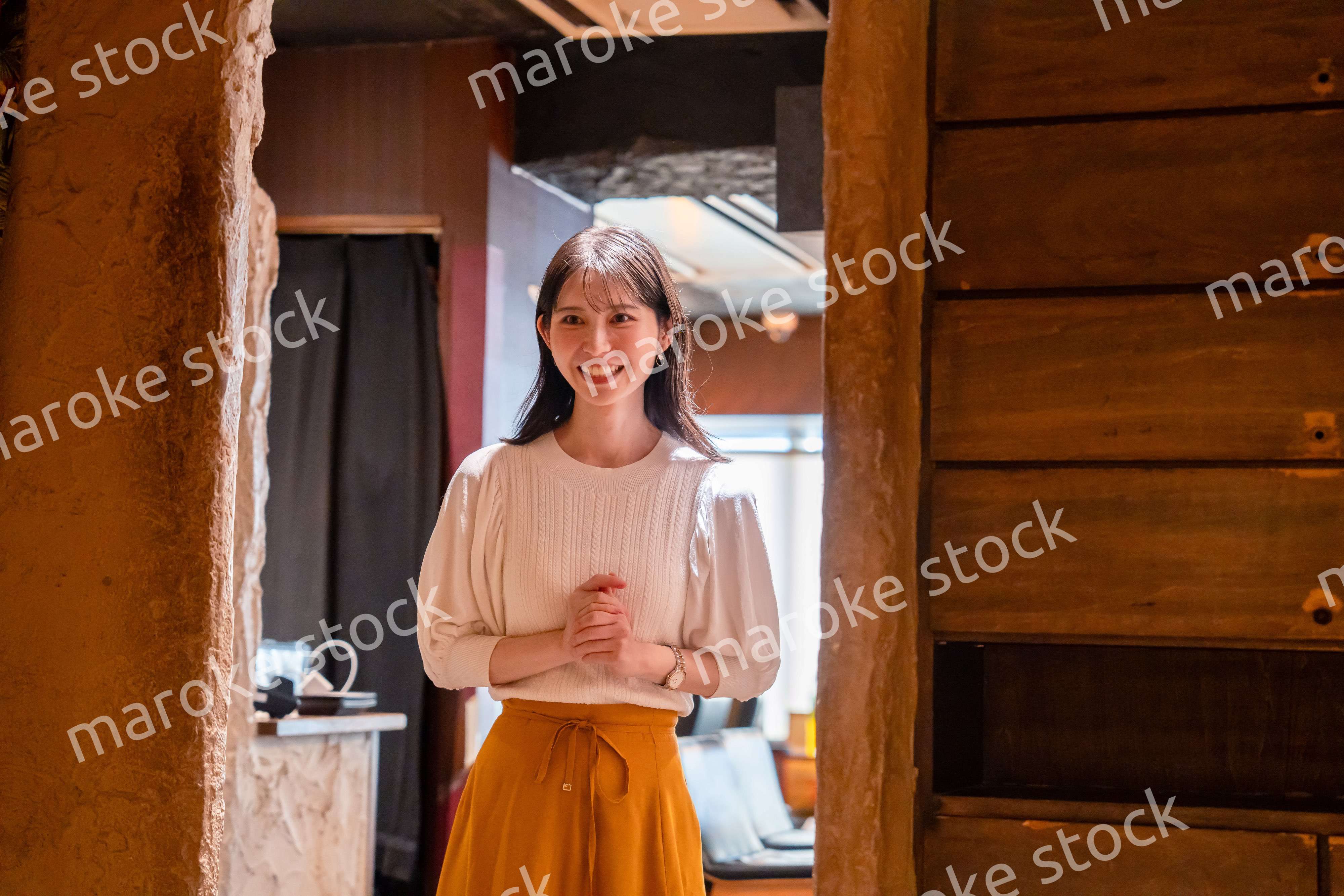 レストランに入店する若い女性