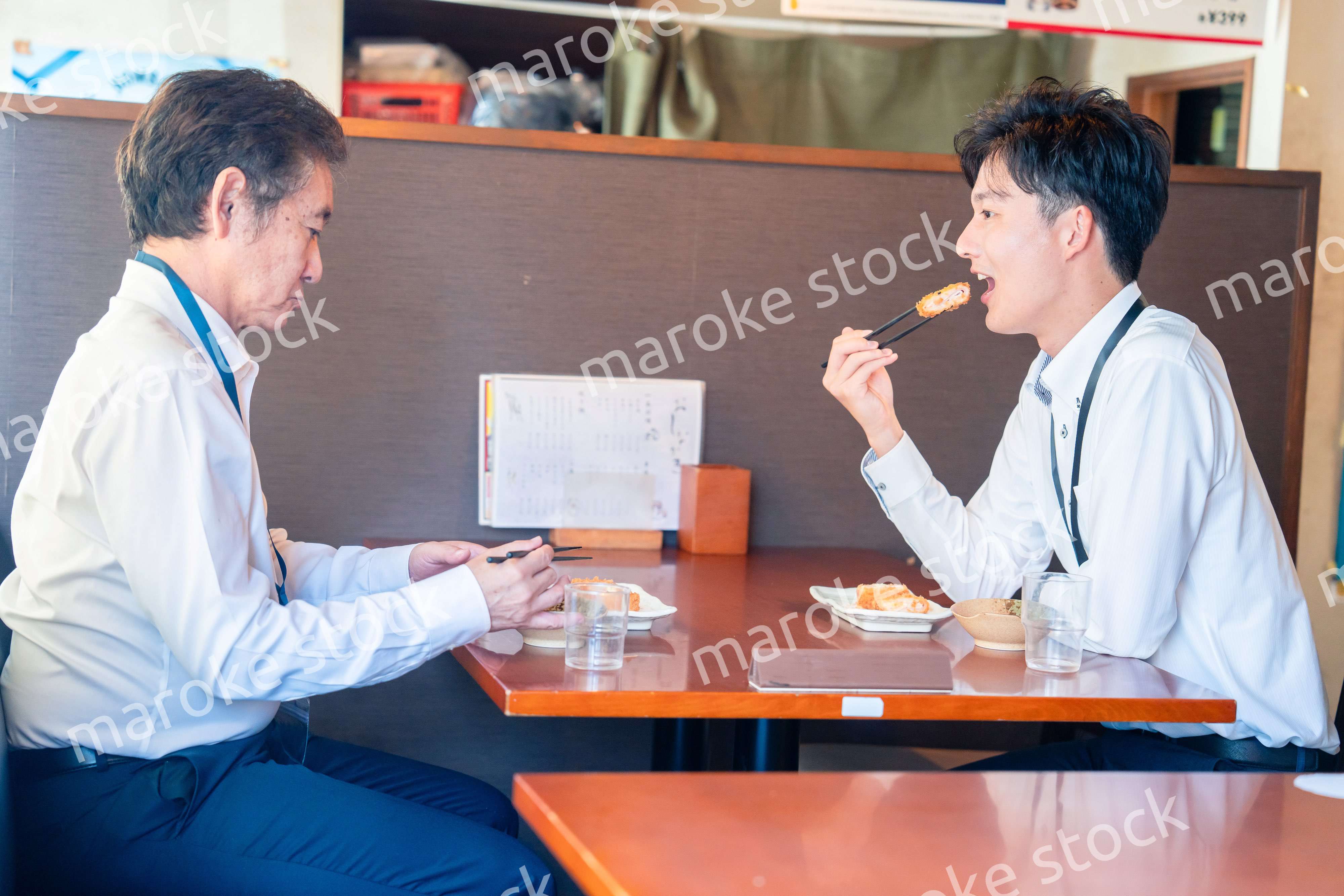 レストランでお昼ごはんを食べる二人のビジネスマン