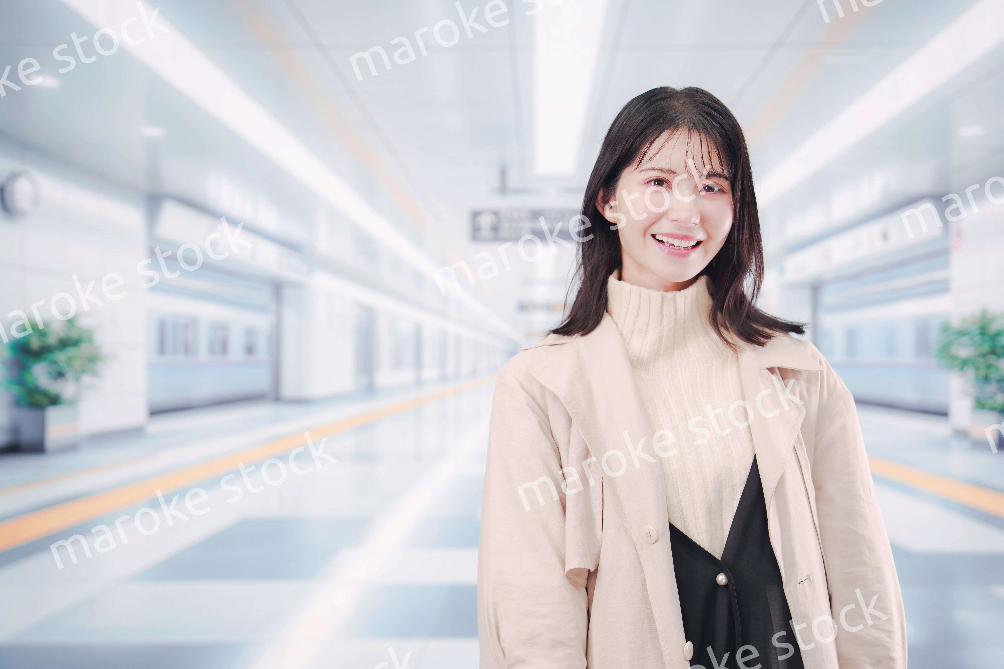 地下鉄でお出かけをする若い女性