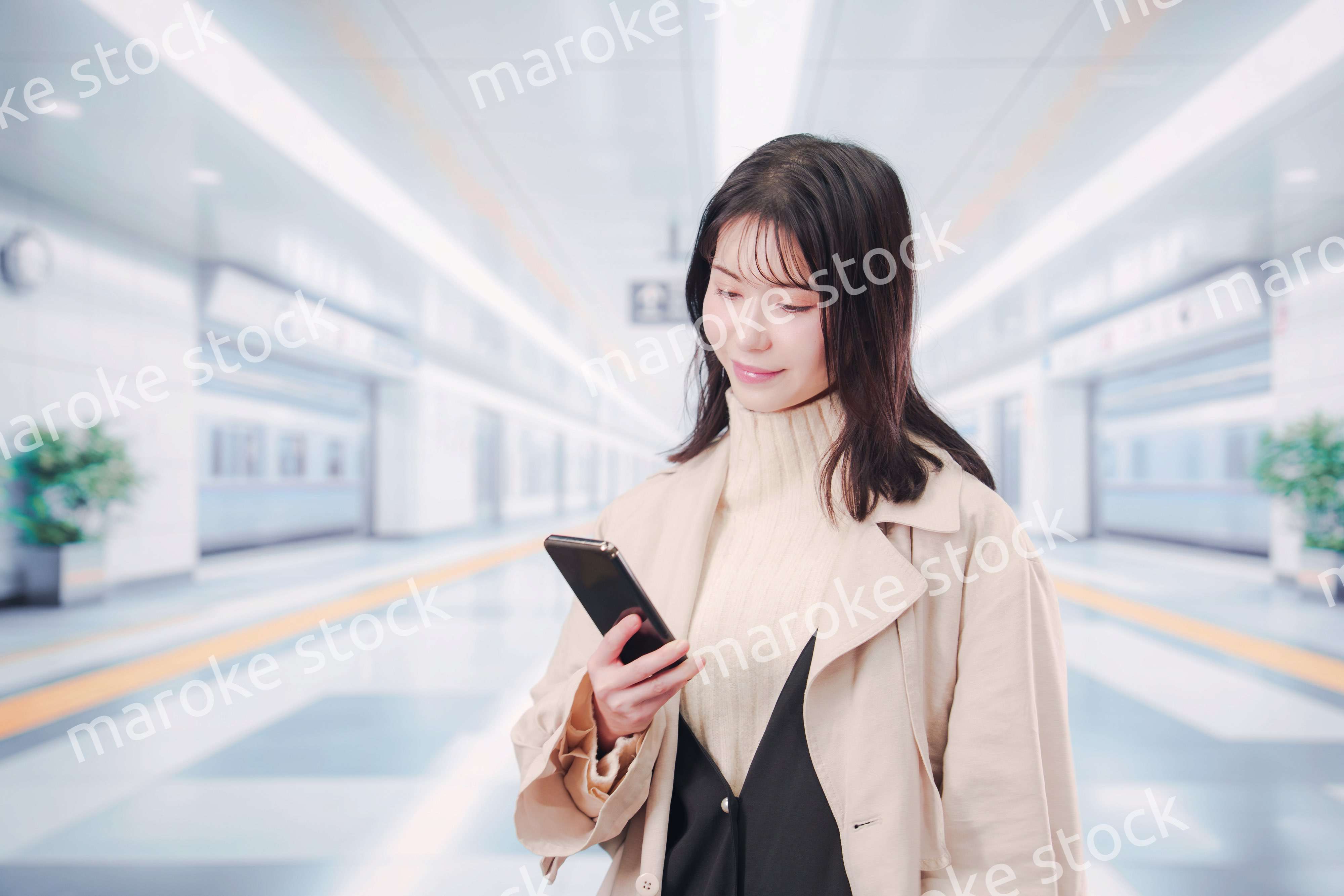 地下鉄でお出かけをする若い女性