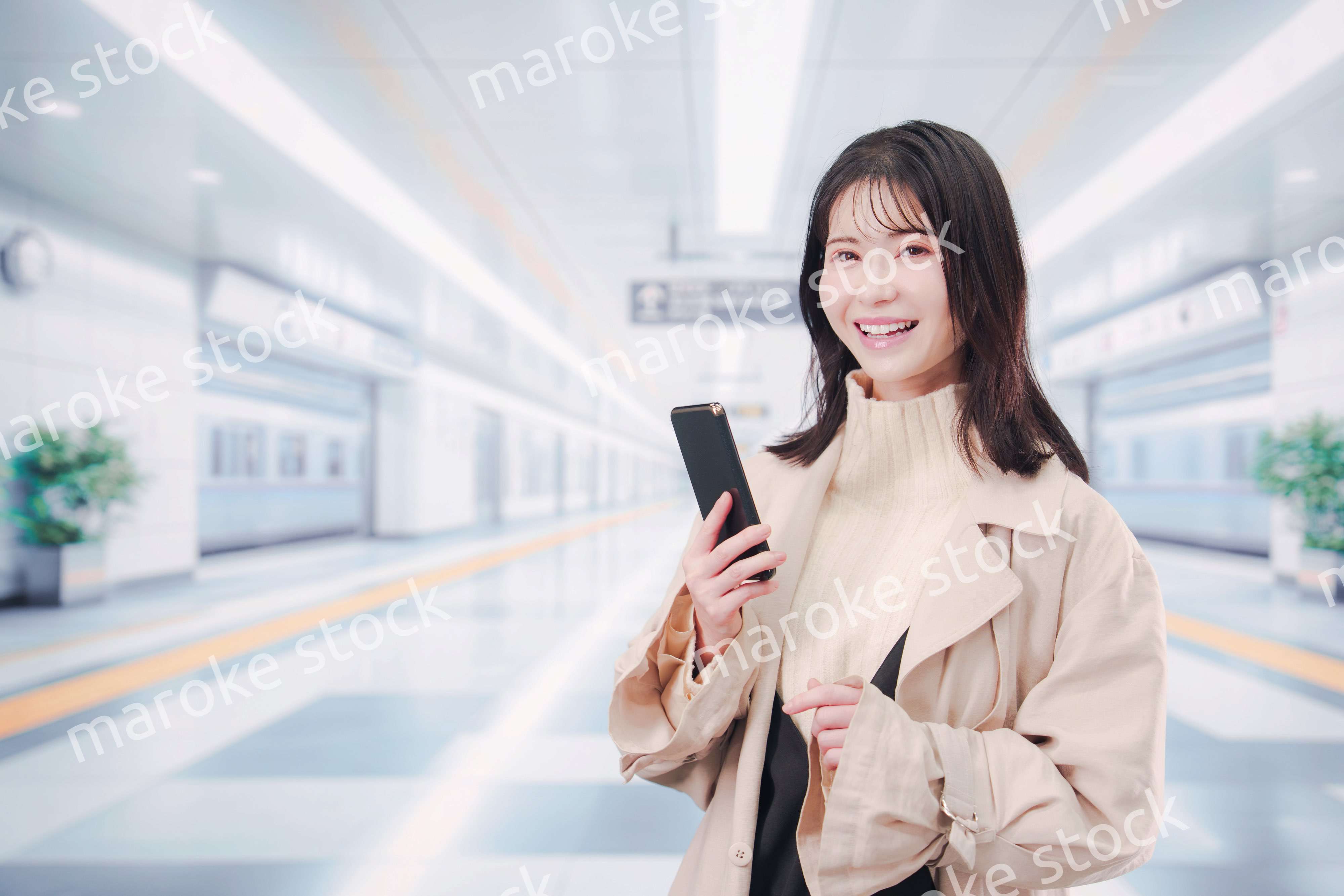 地下鉄でお出かけをする若い女性