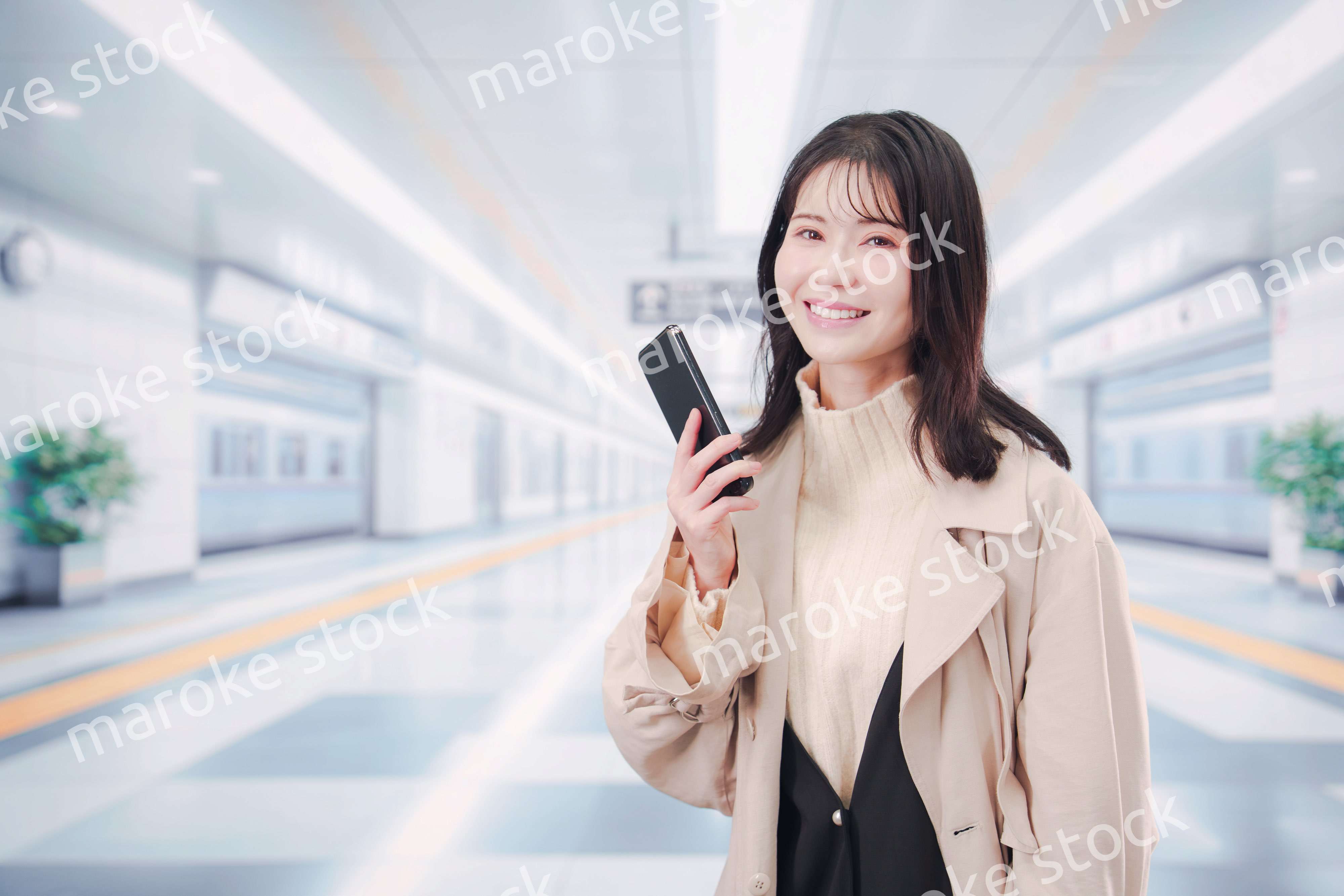 地下鉄でお出かけをする若い女性