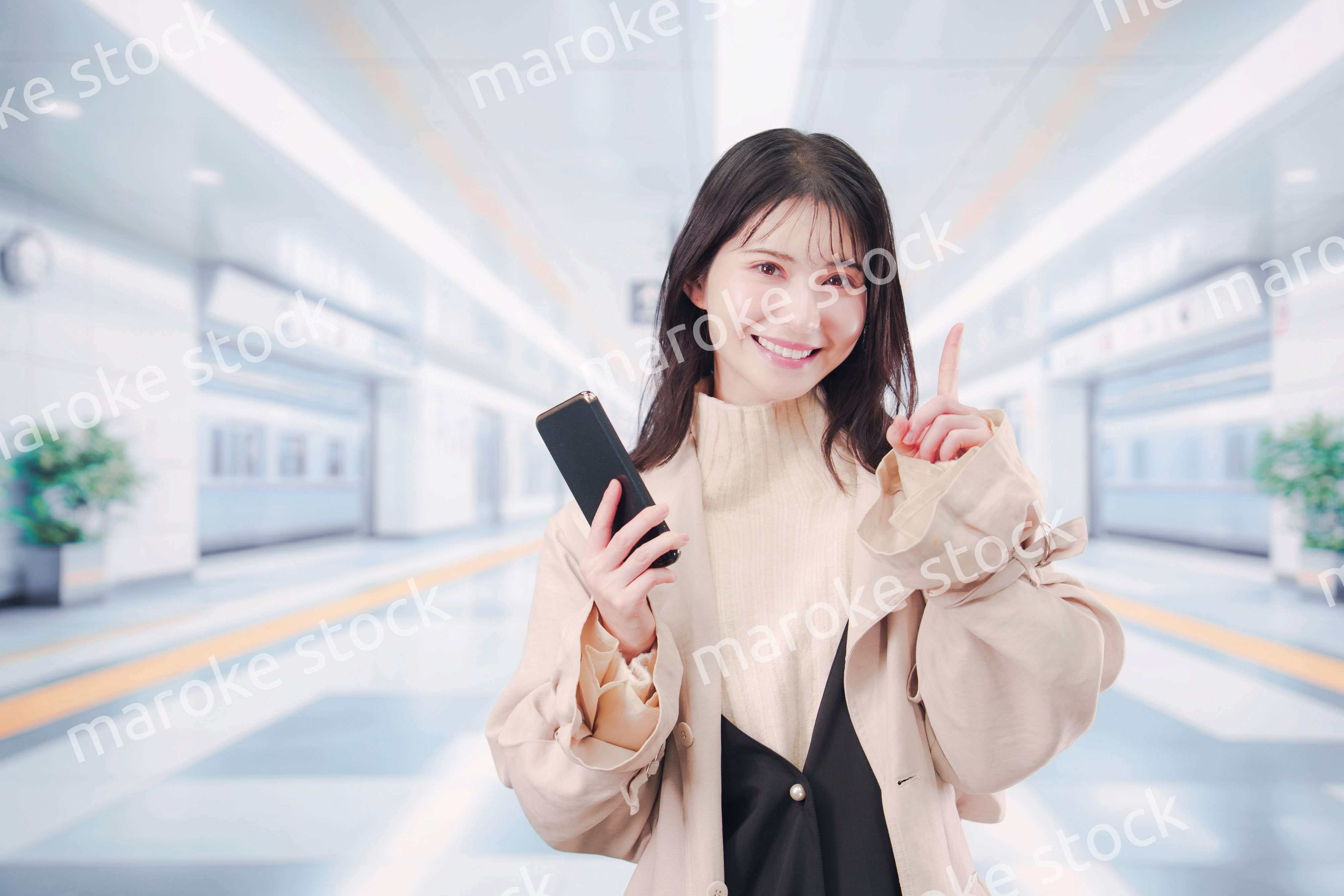 地下鉄でお出かけをする若い女性