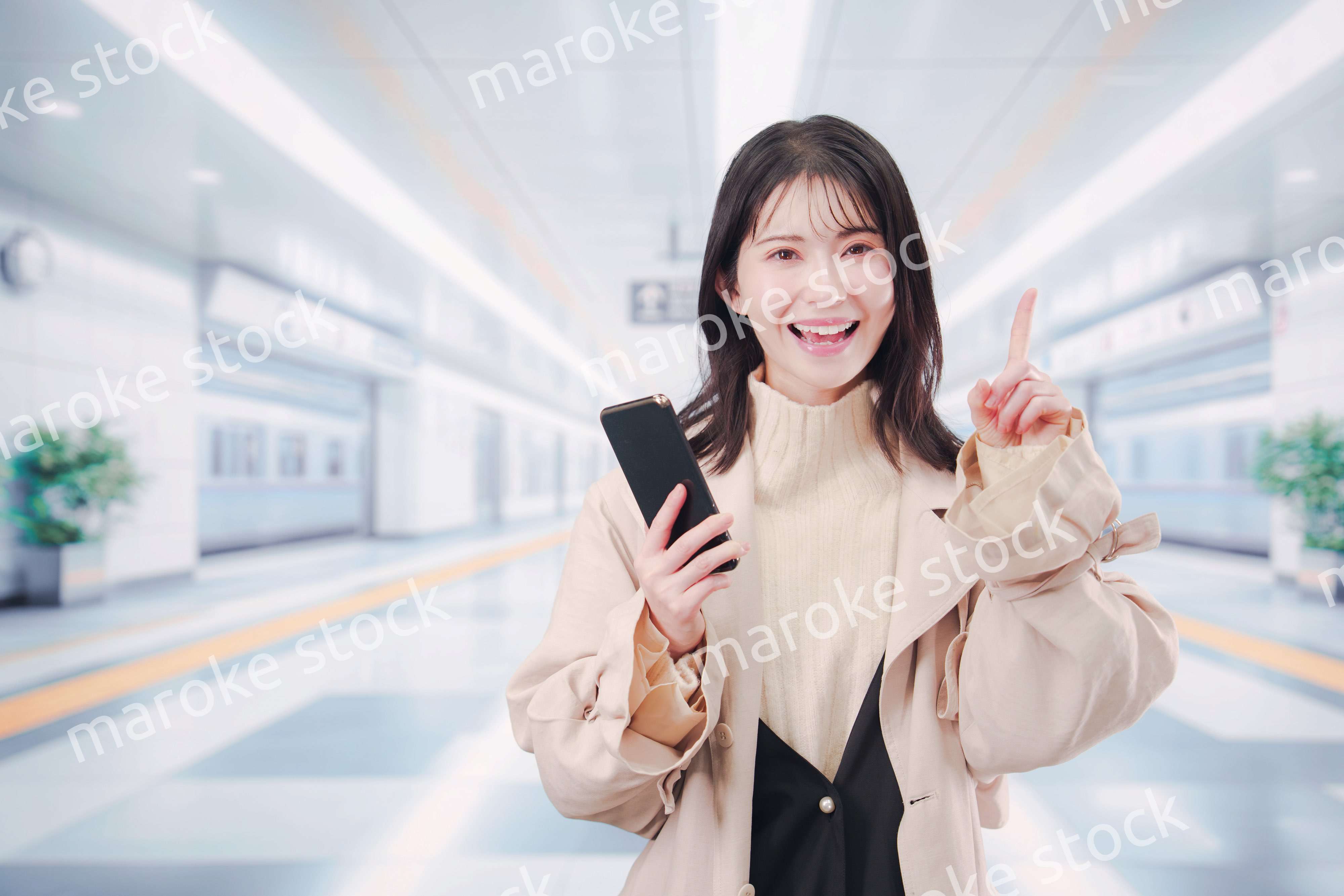 地下鉄でお出かけをする若い女性