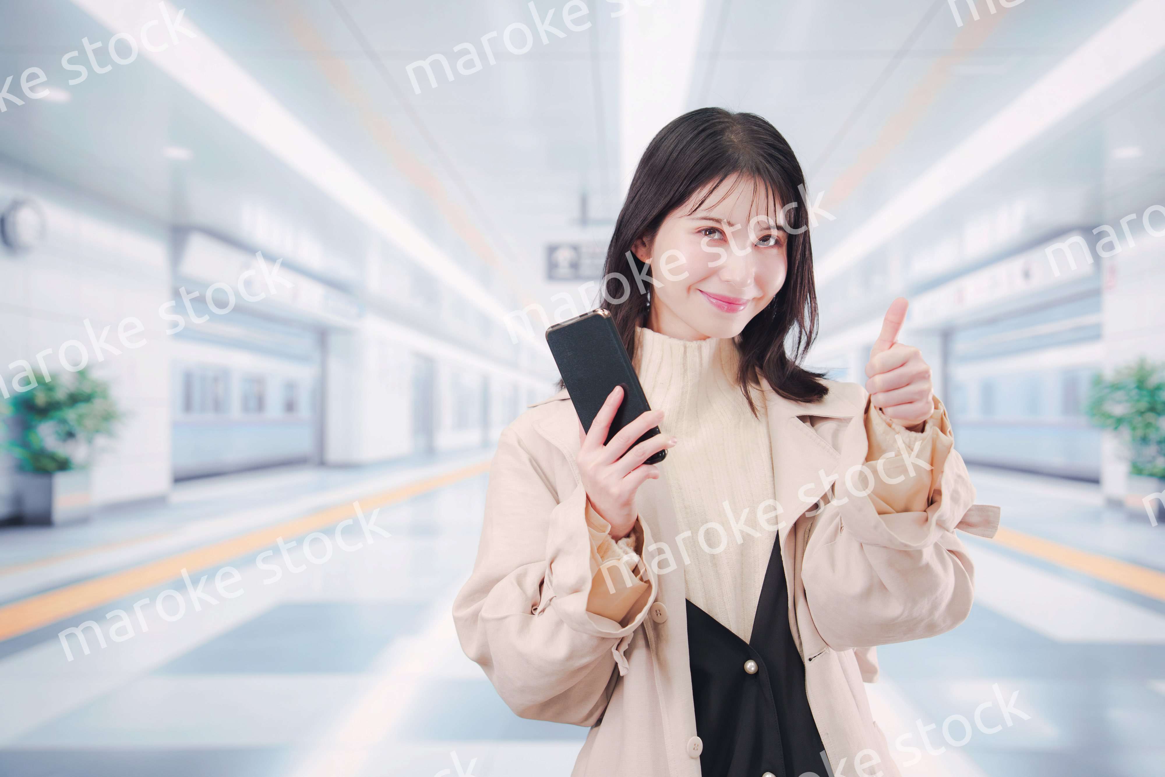 地下鉄でお出かけをする若い女性