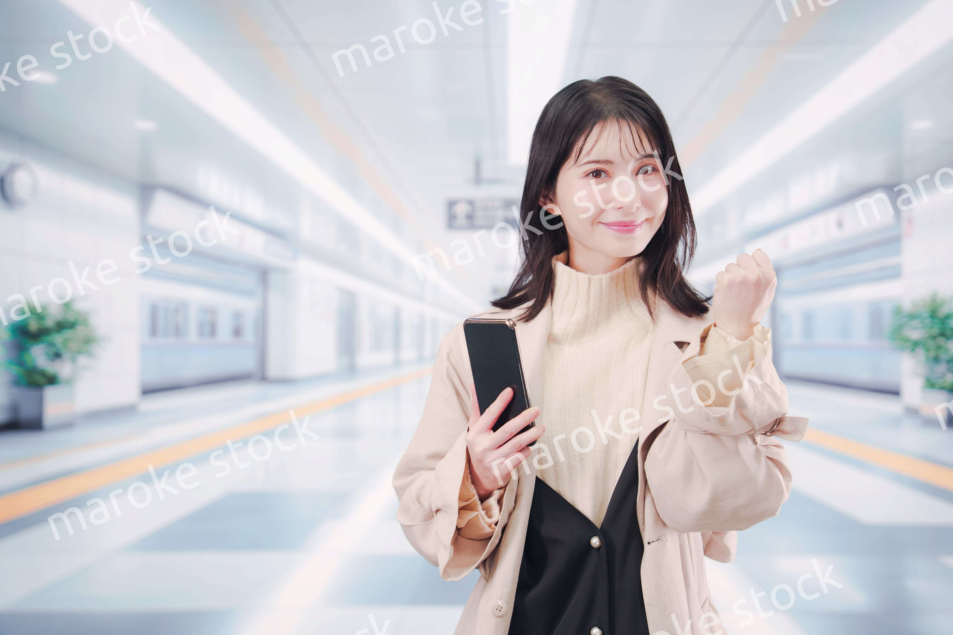 地下鉄でお出かけをする若い女性