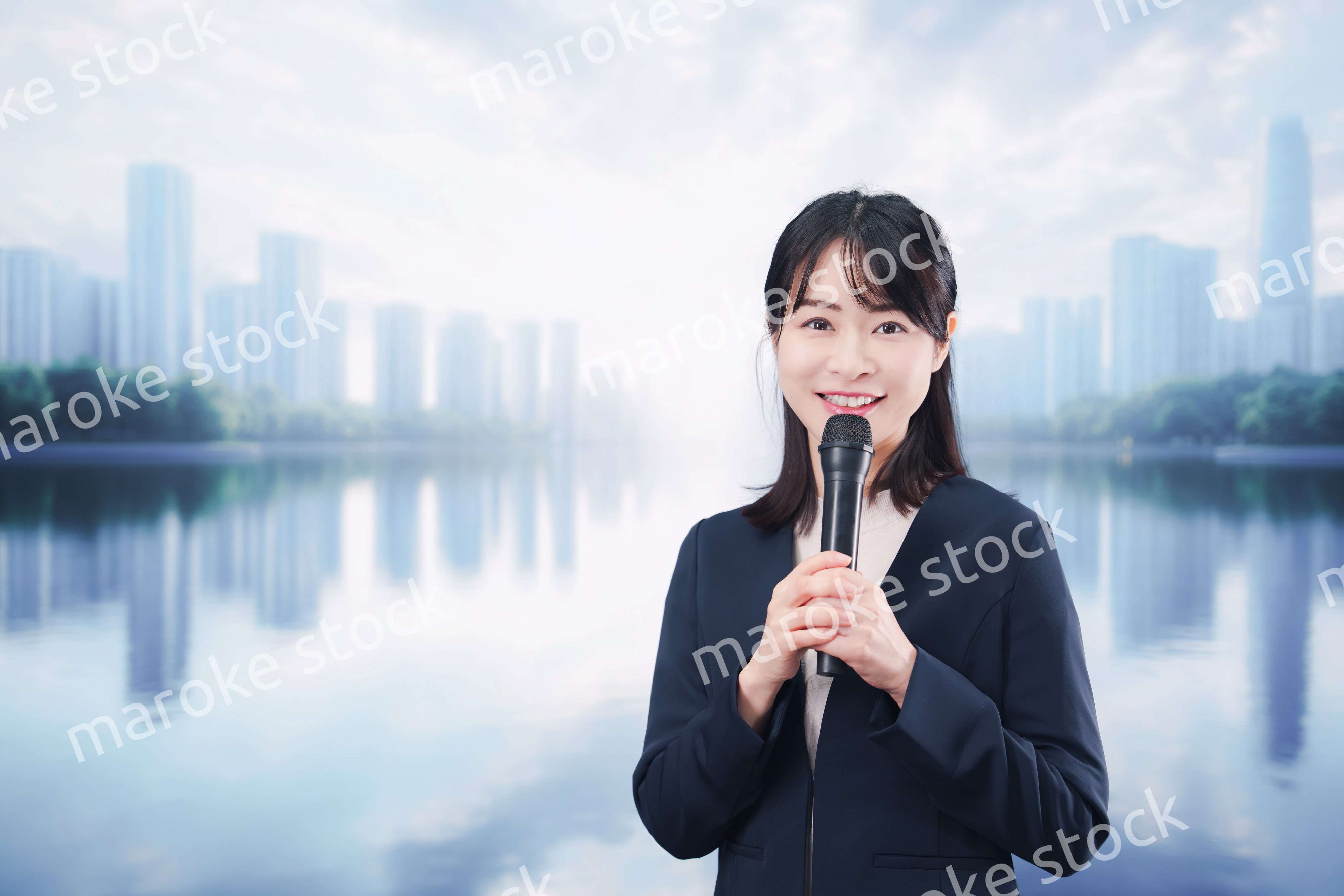 街角でマイクを使って演説をする若い女性