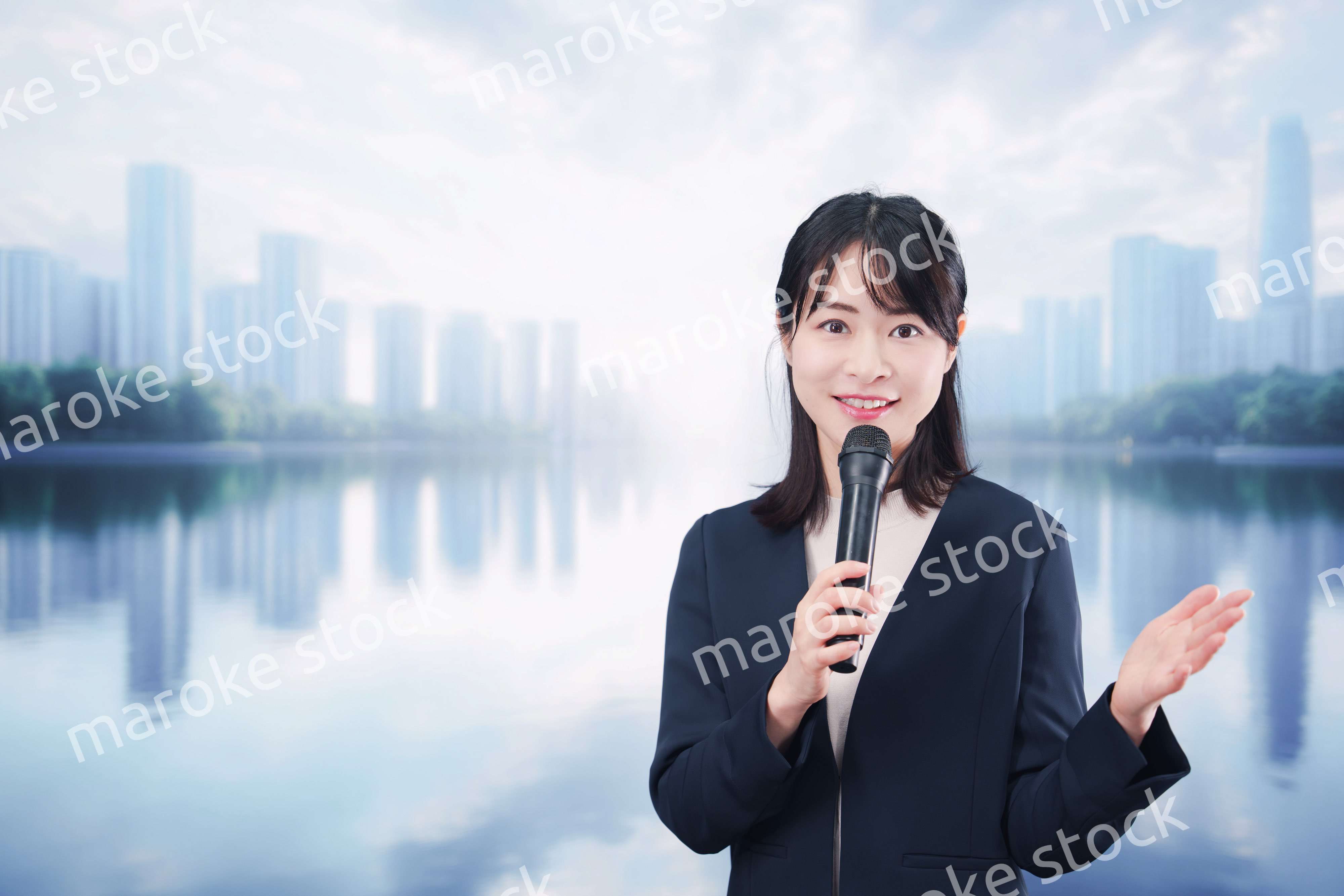 街角でマイクを使って演説をする若い女性