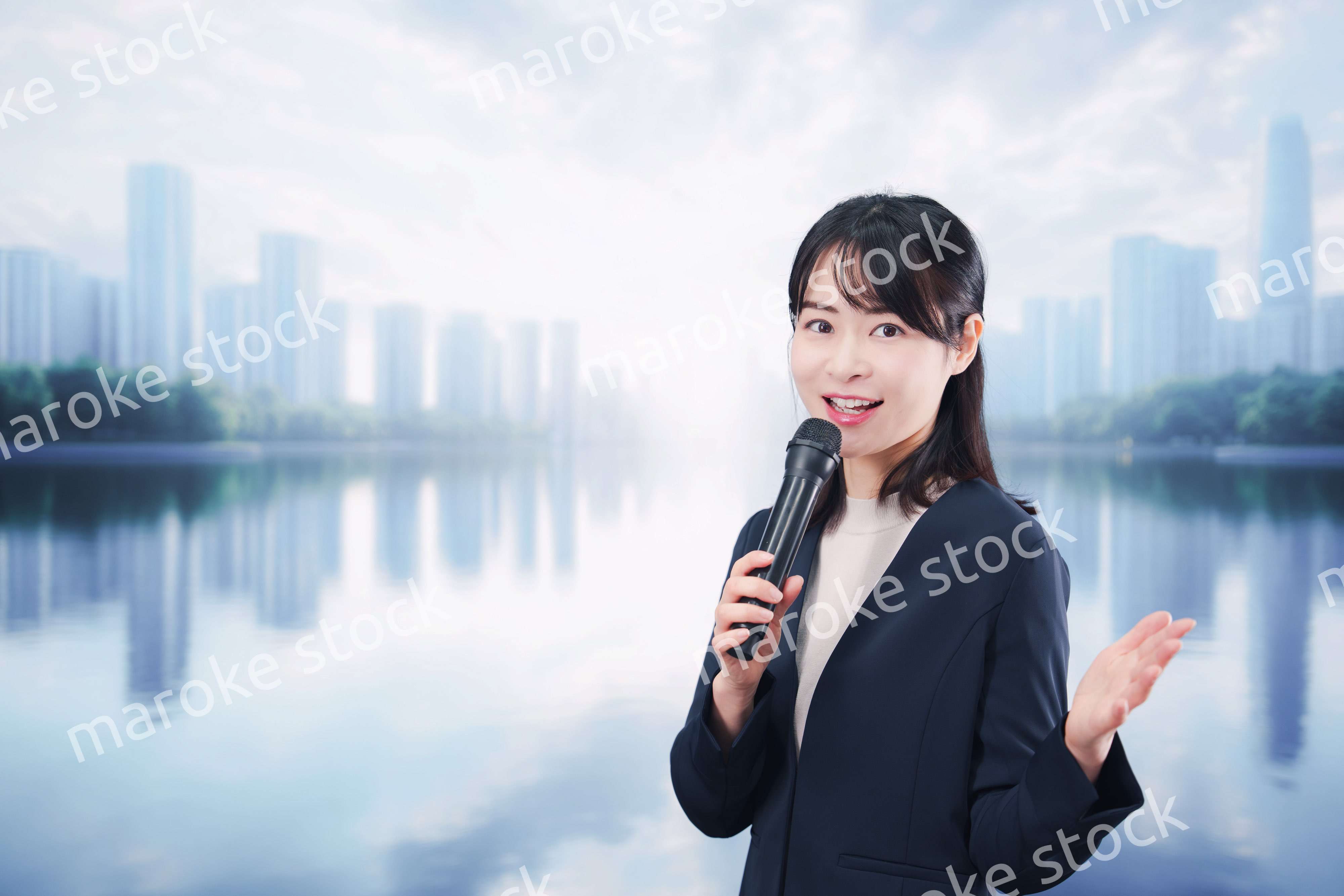 街角でマイクを使って演説をする若い女性