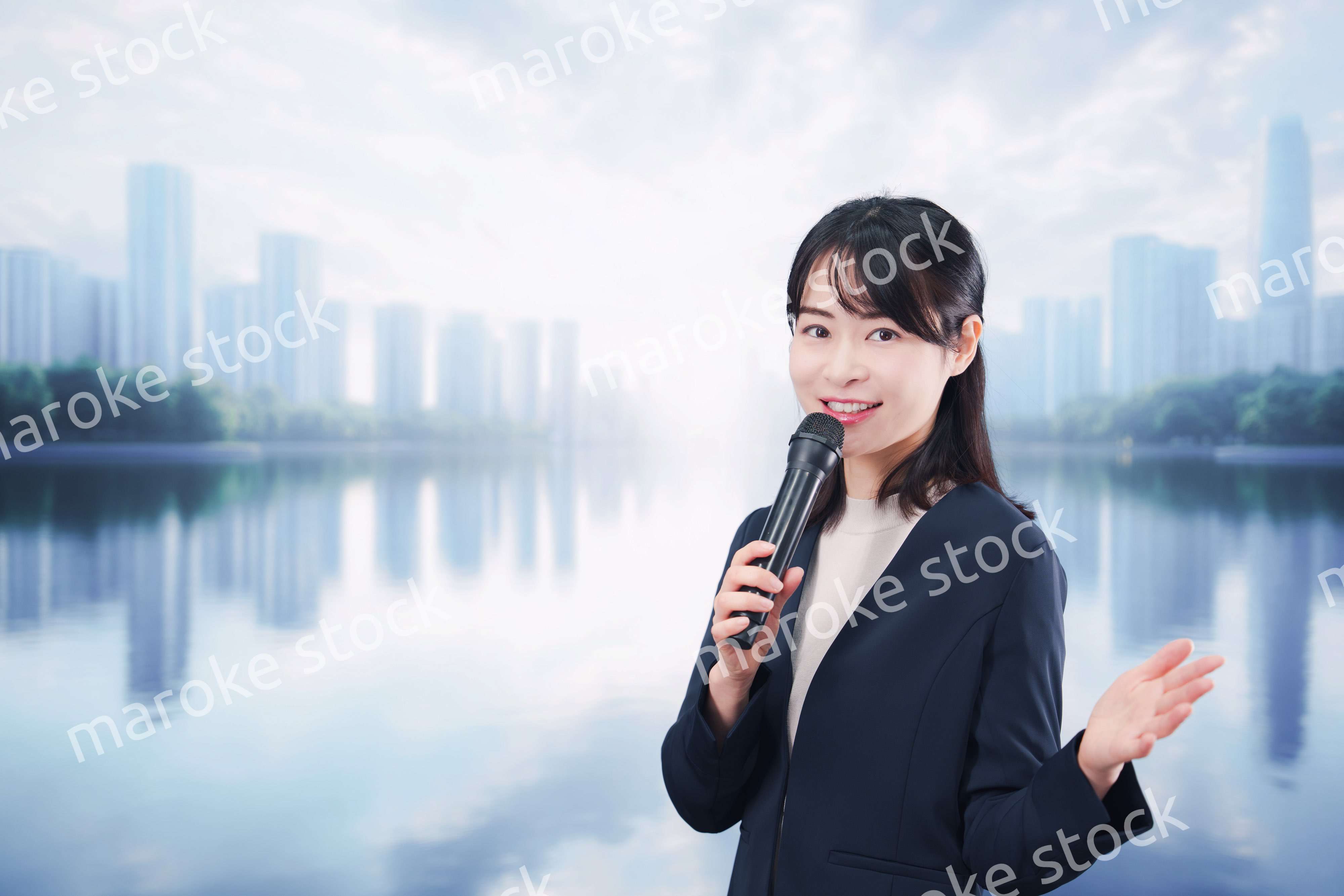 街角でマイクを使って演説をする若い女性