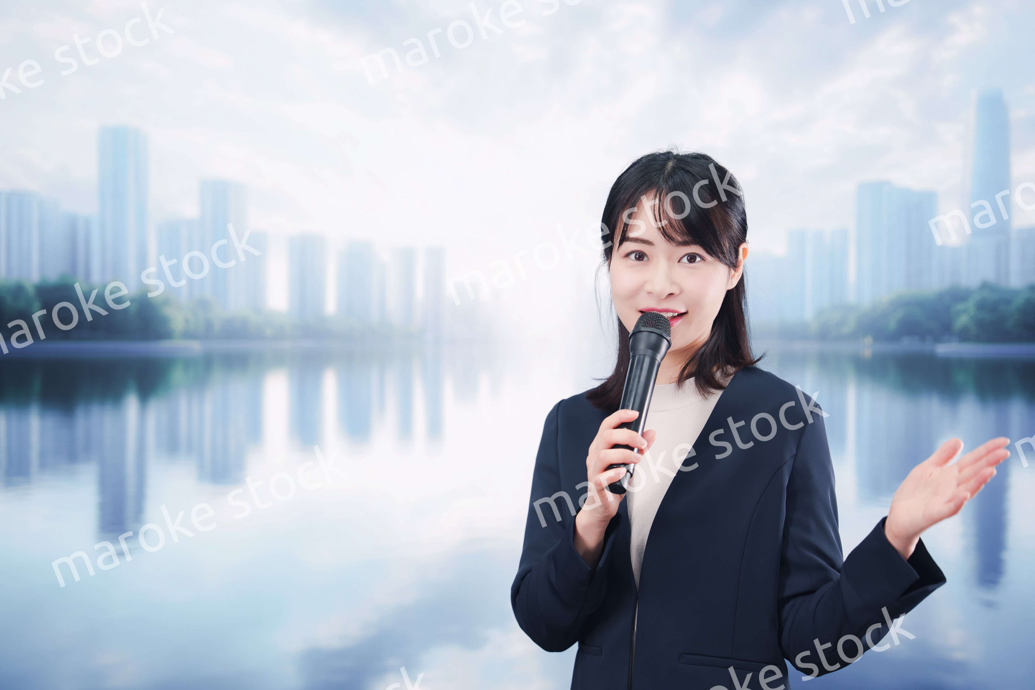 街角でマイクを使って演説をする若い女性