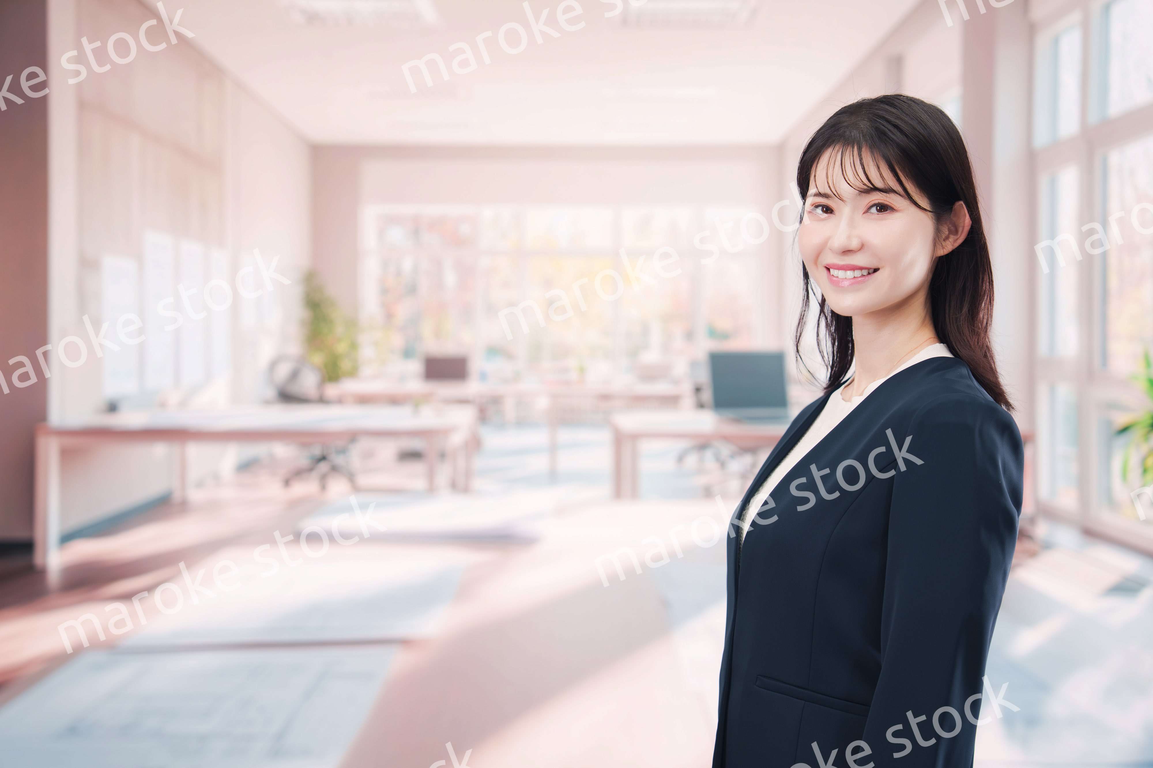 笑顔でオフィス勤務をする若い女性