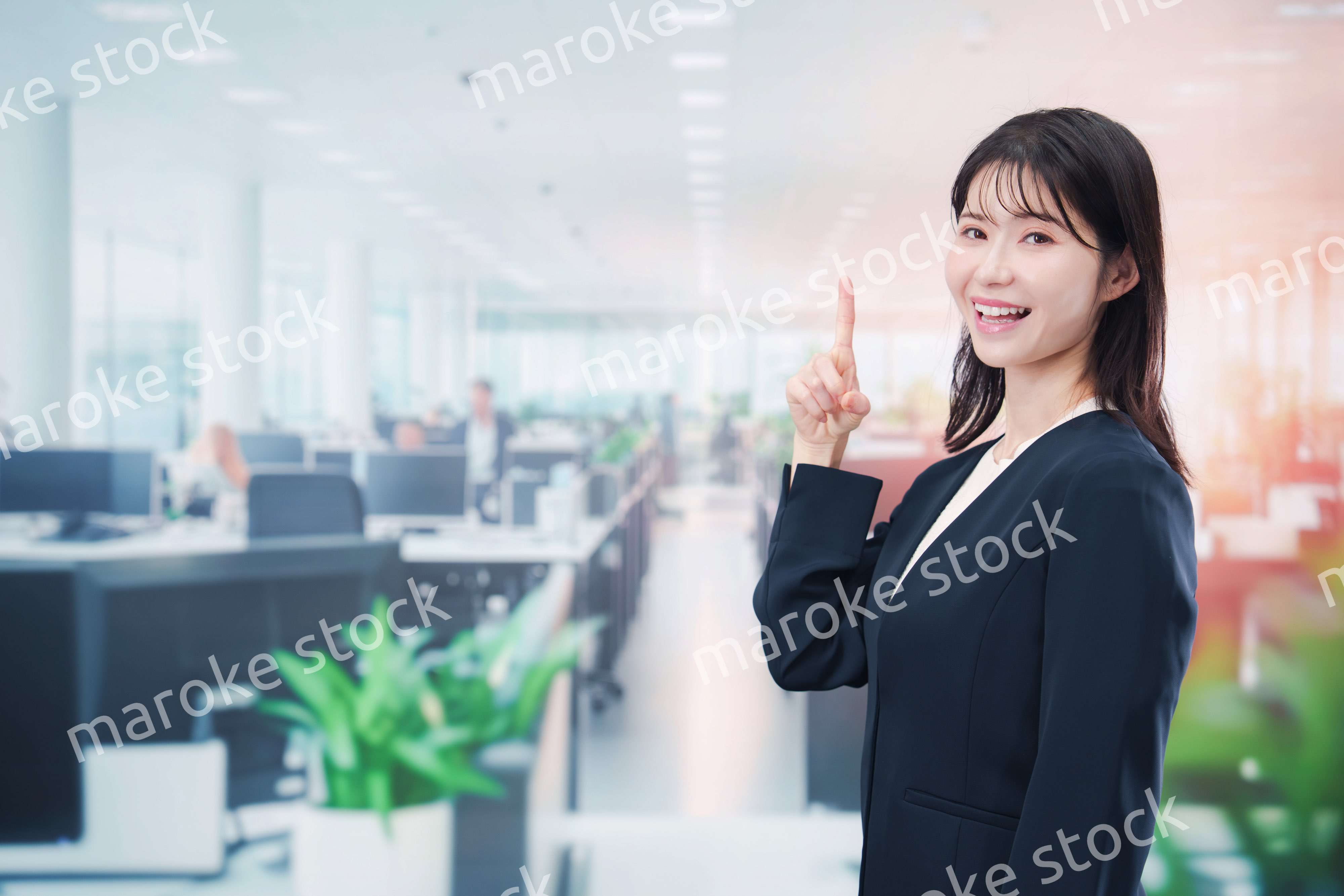 笑顔でオフィス勤務をする若い女性