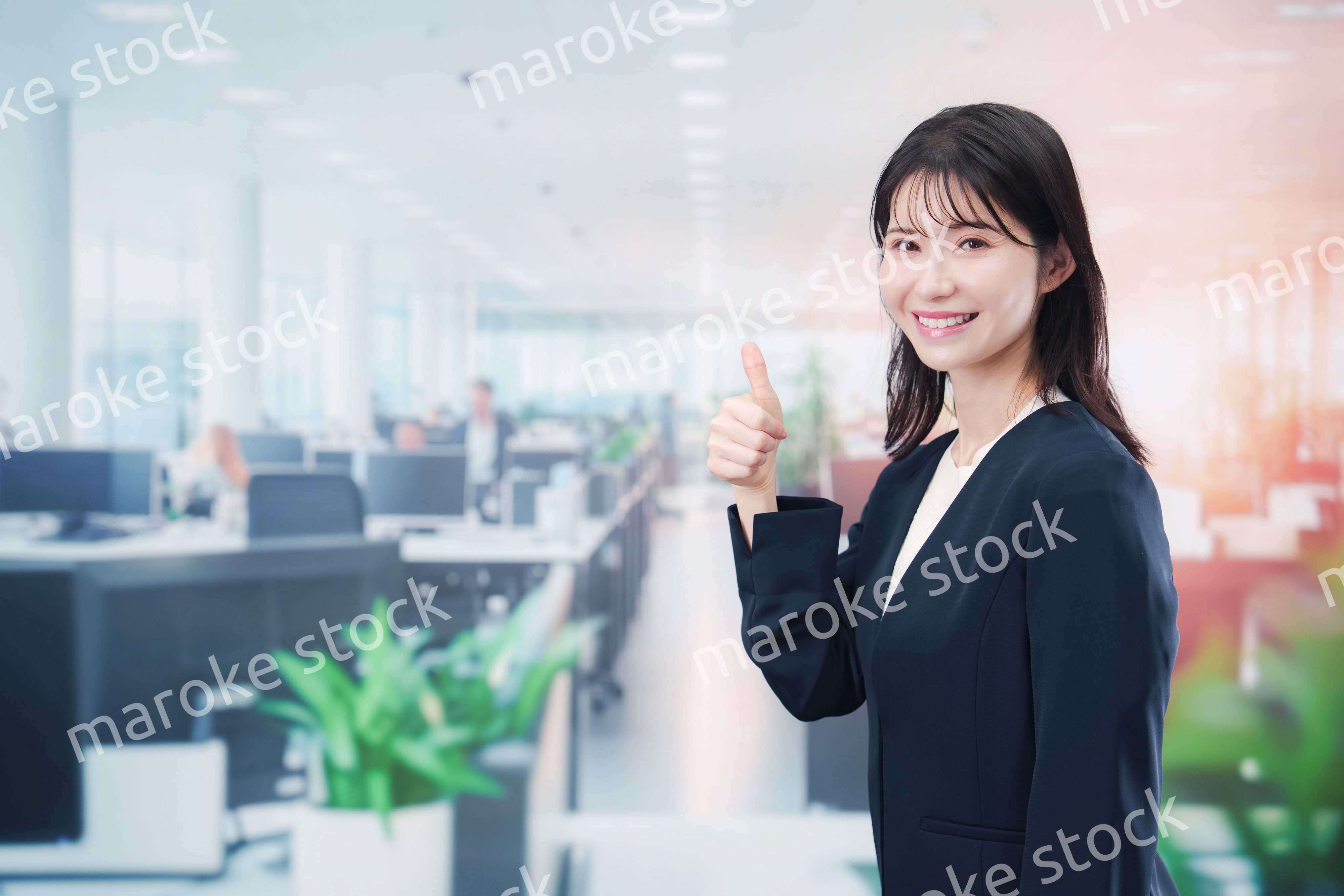 笑顔でオフィス勤務をする若い女性