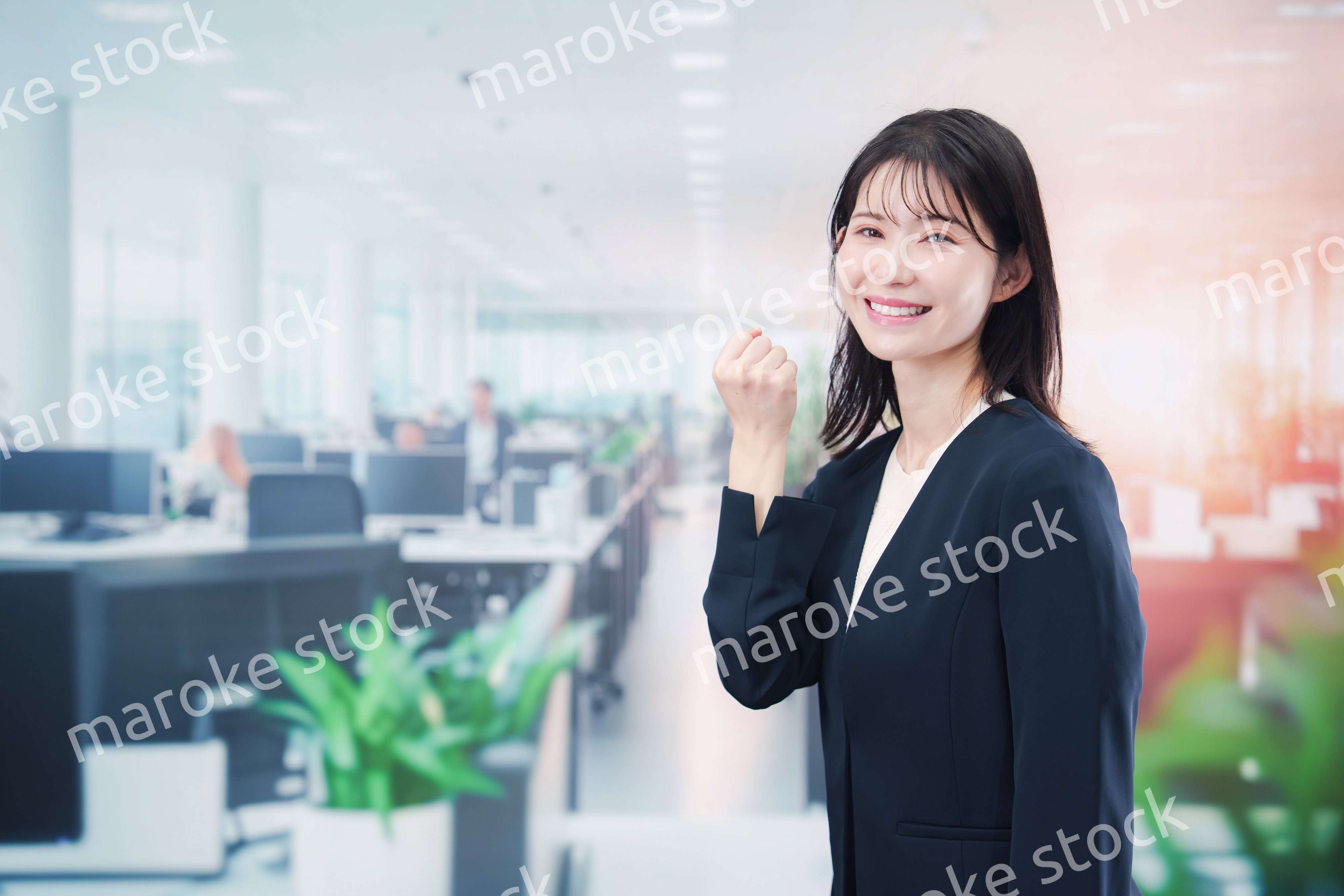 笑顔でオフィス勤務をする若い女性