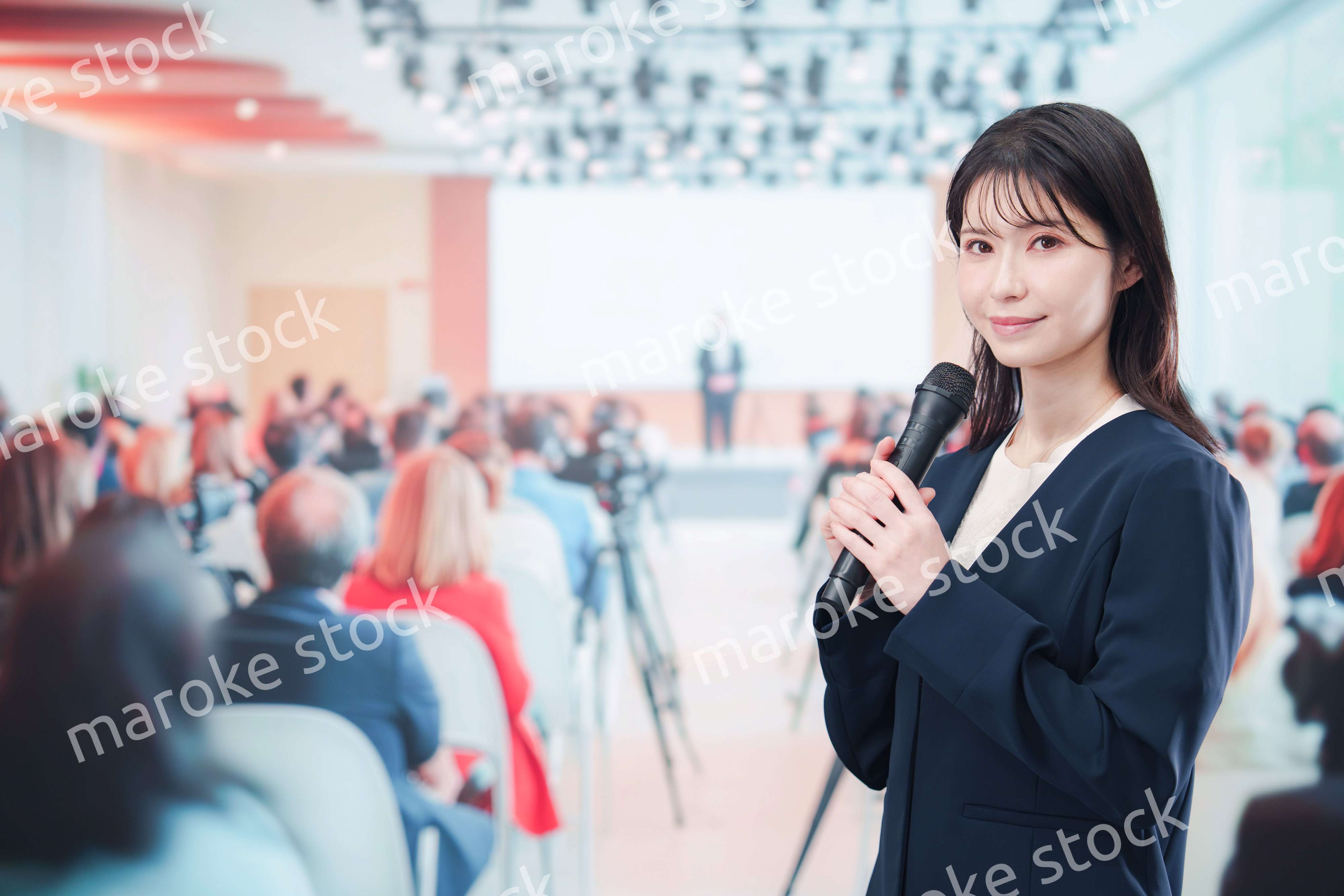 記者会見で質問をする女性の記者