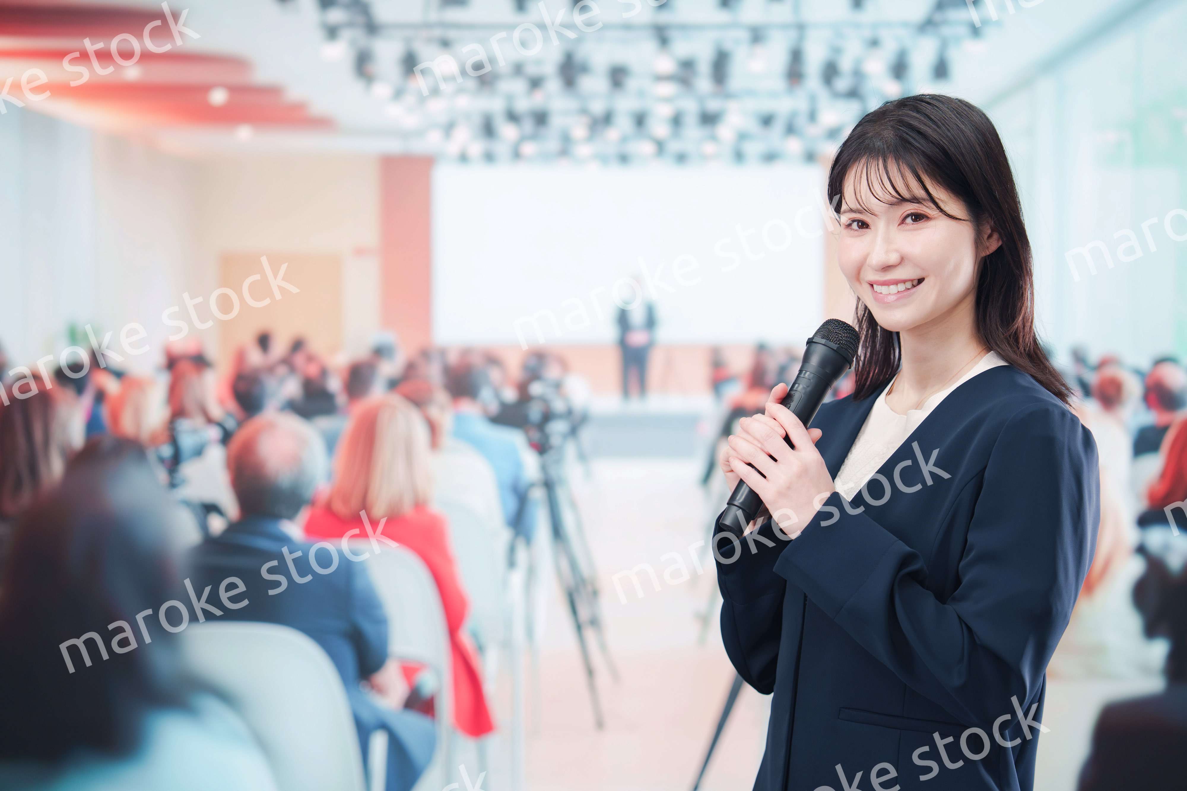 記者会見で質問をする女性の記者