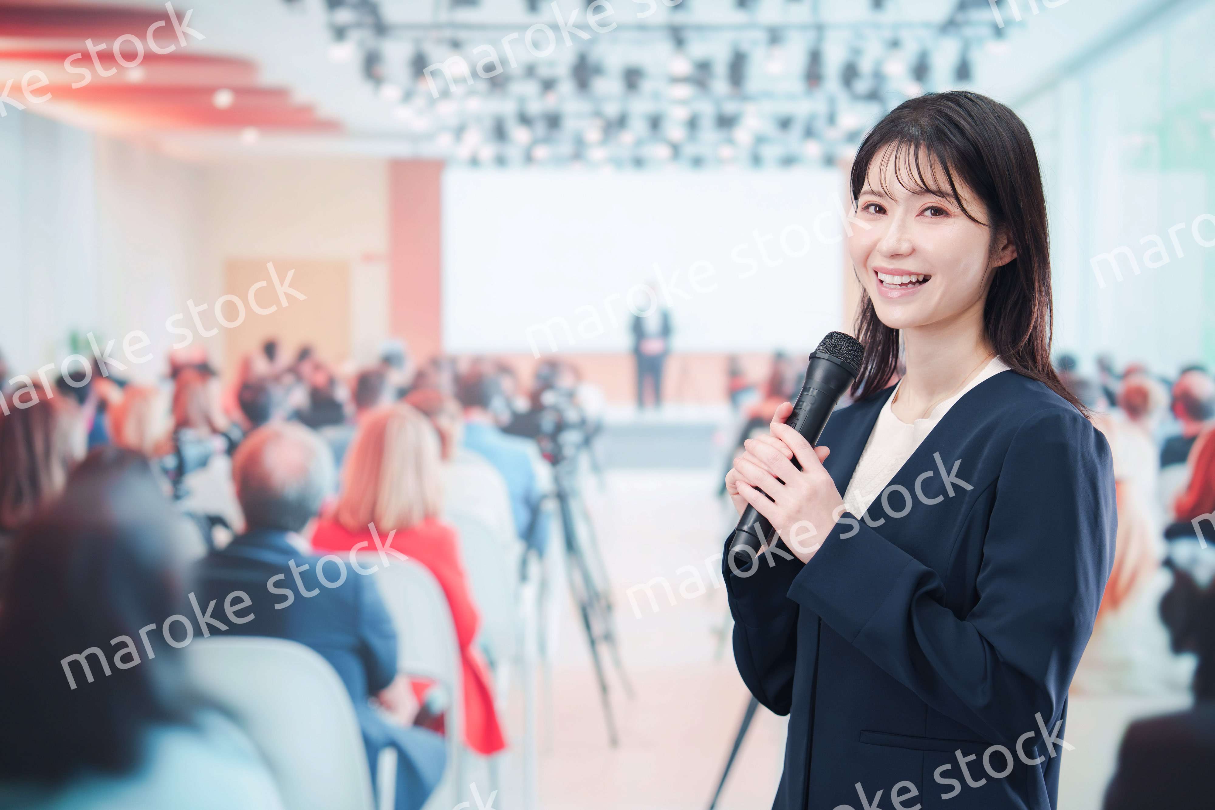 記者会見で質問をする女性の記者