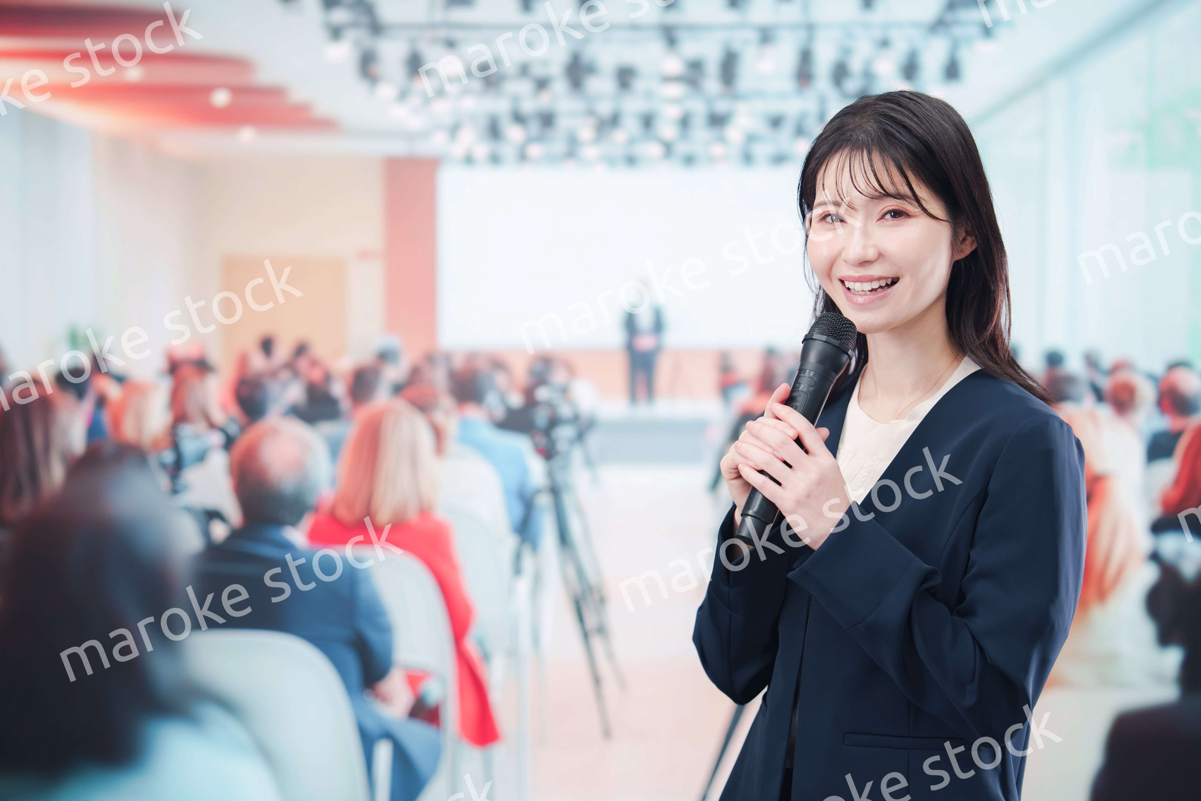 記者会見で質問をする女性の記者