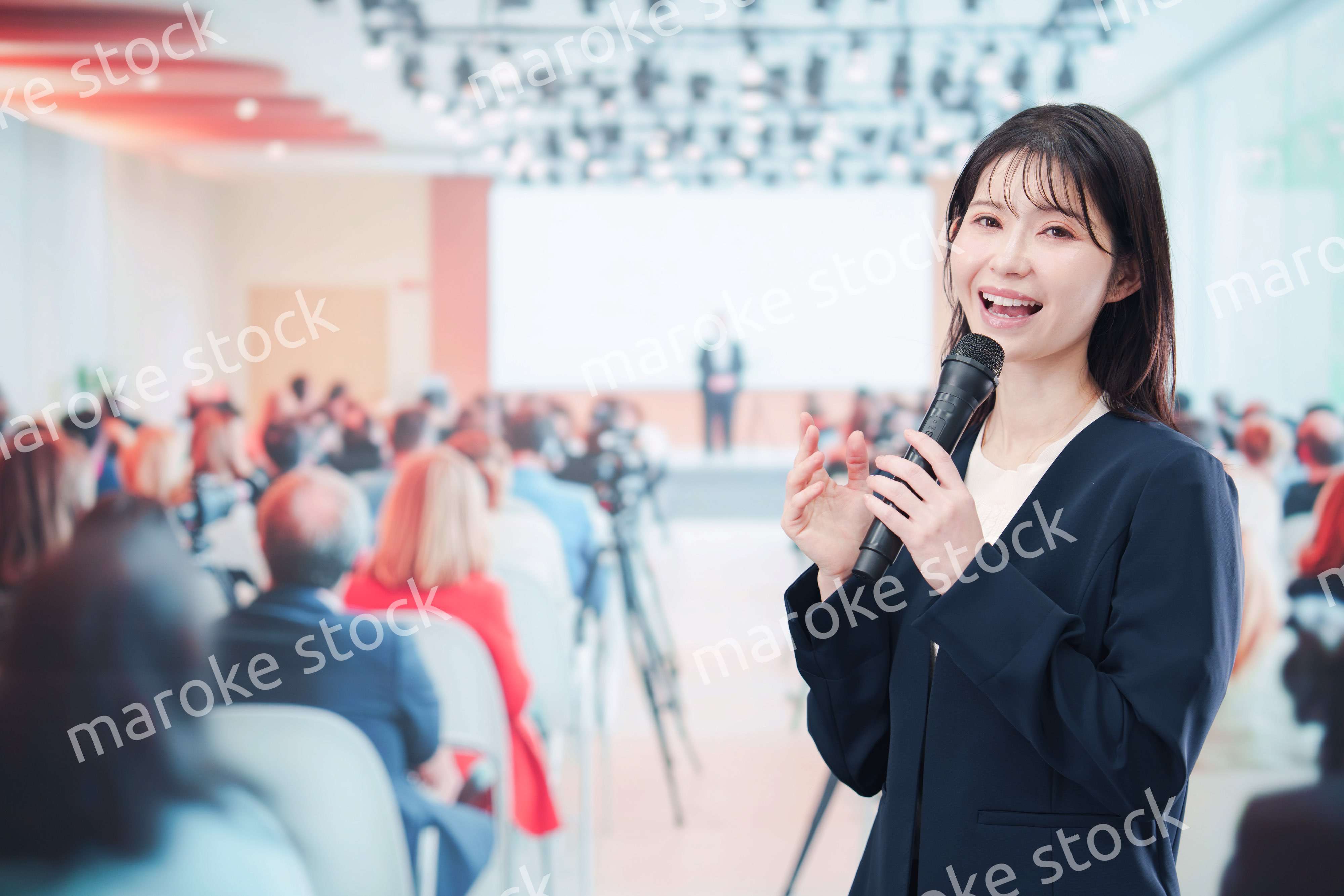 記者会見で質問をする女性の記者