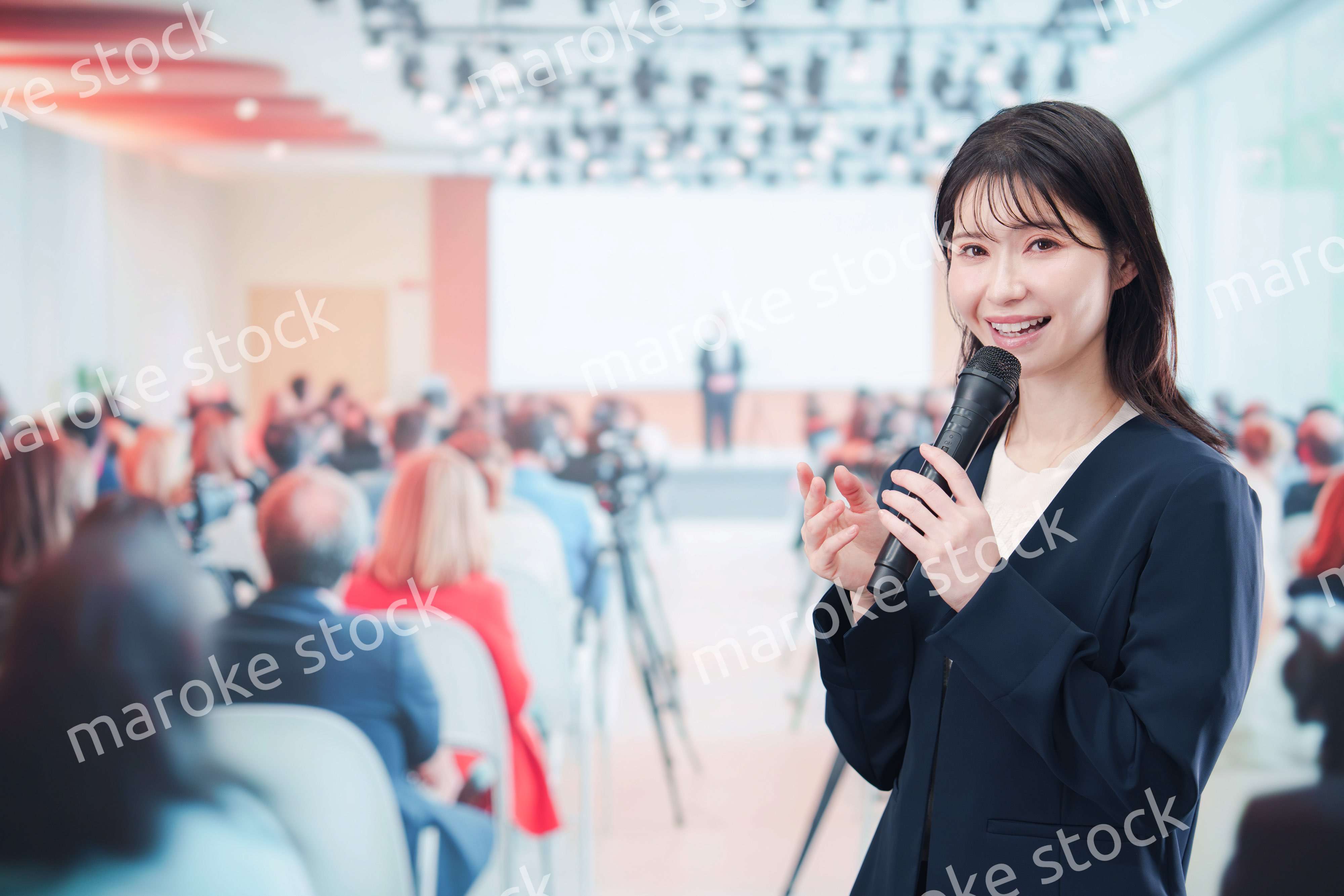 記者会見で質問をする女性の記者