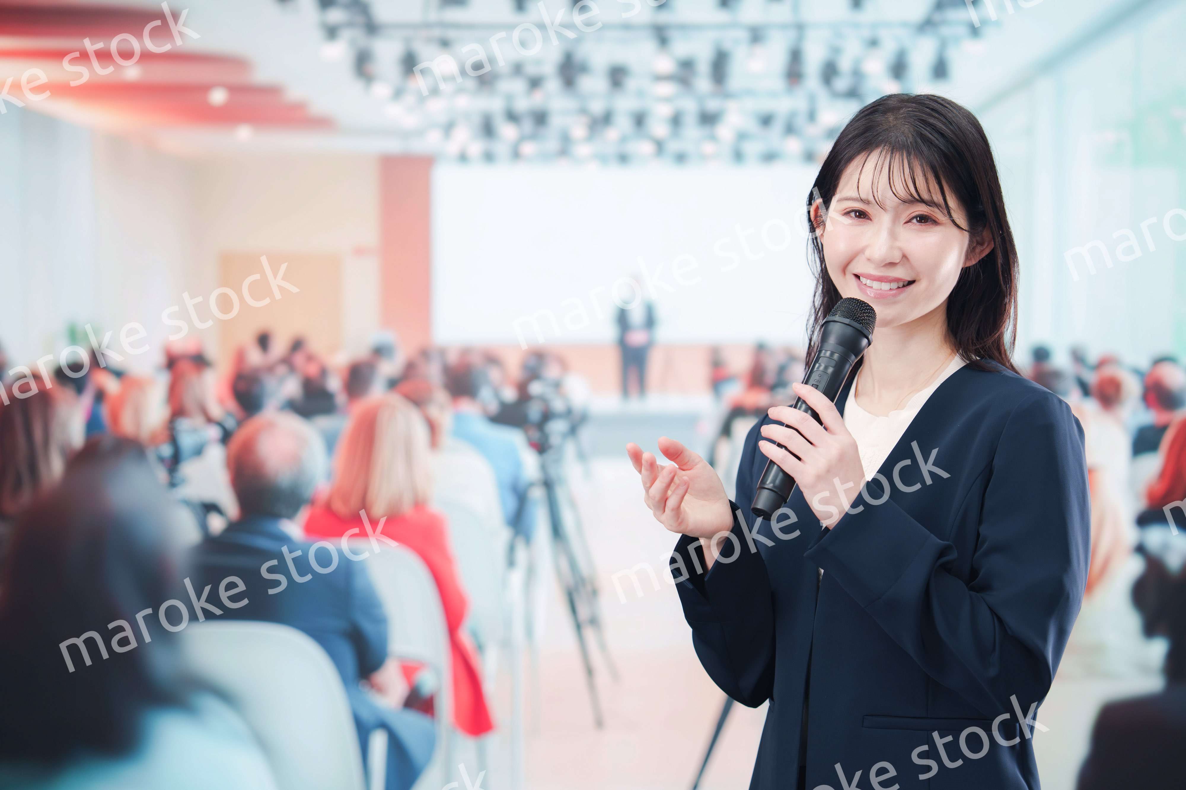 記者会見で質問をする女性の記者