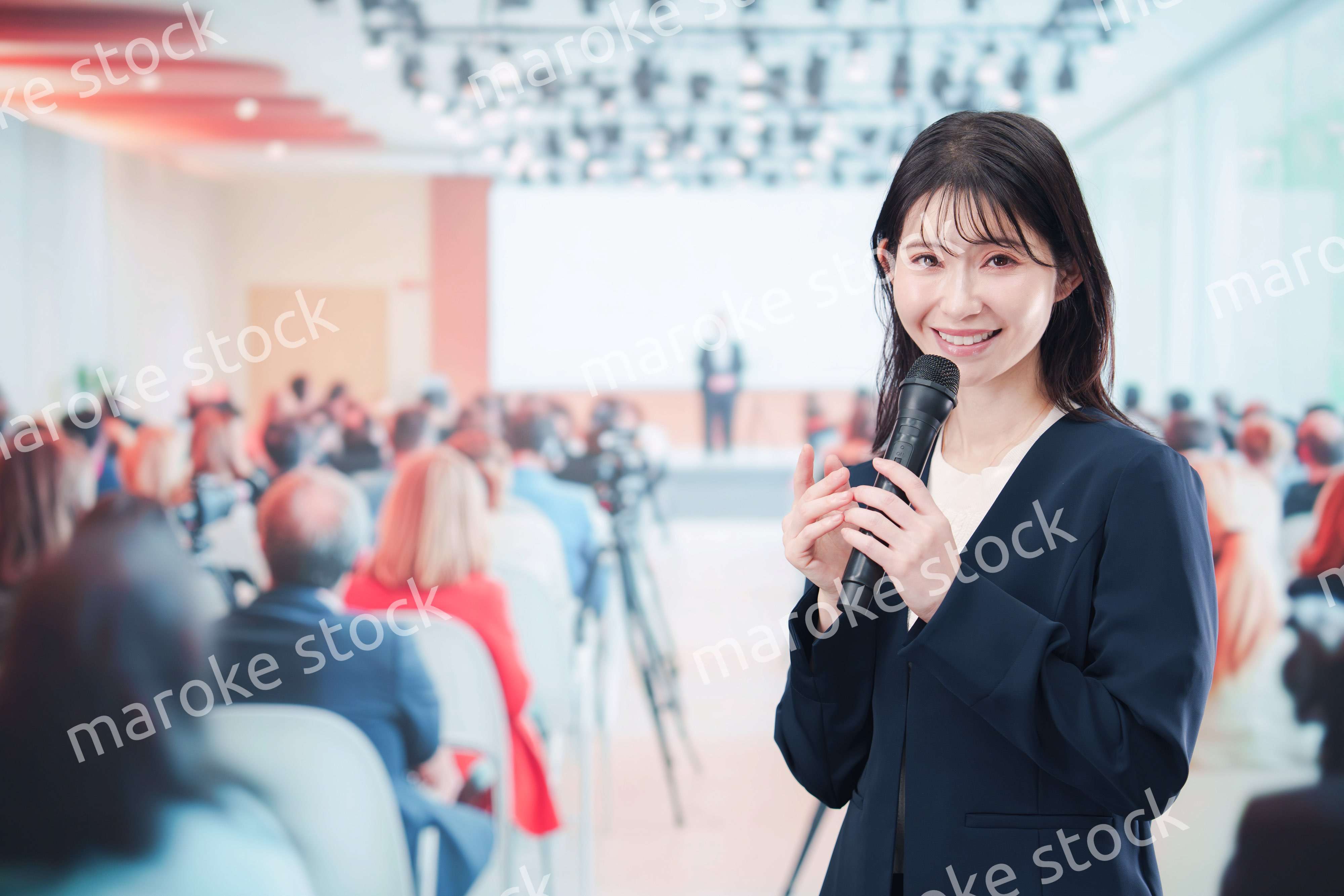 記者会見で質問をする女性の記者