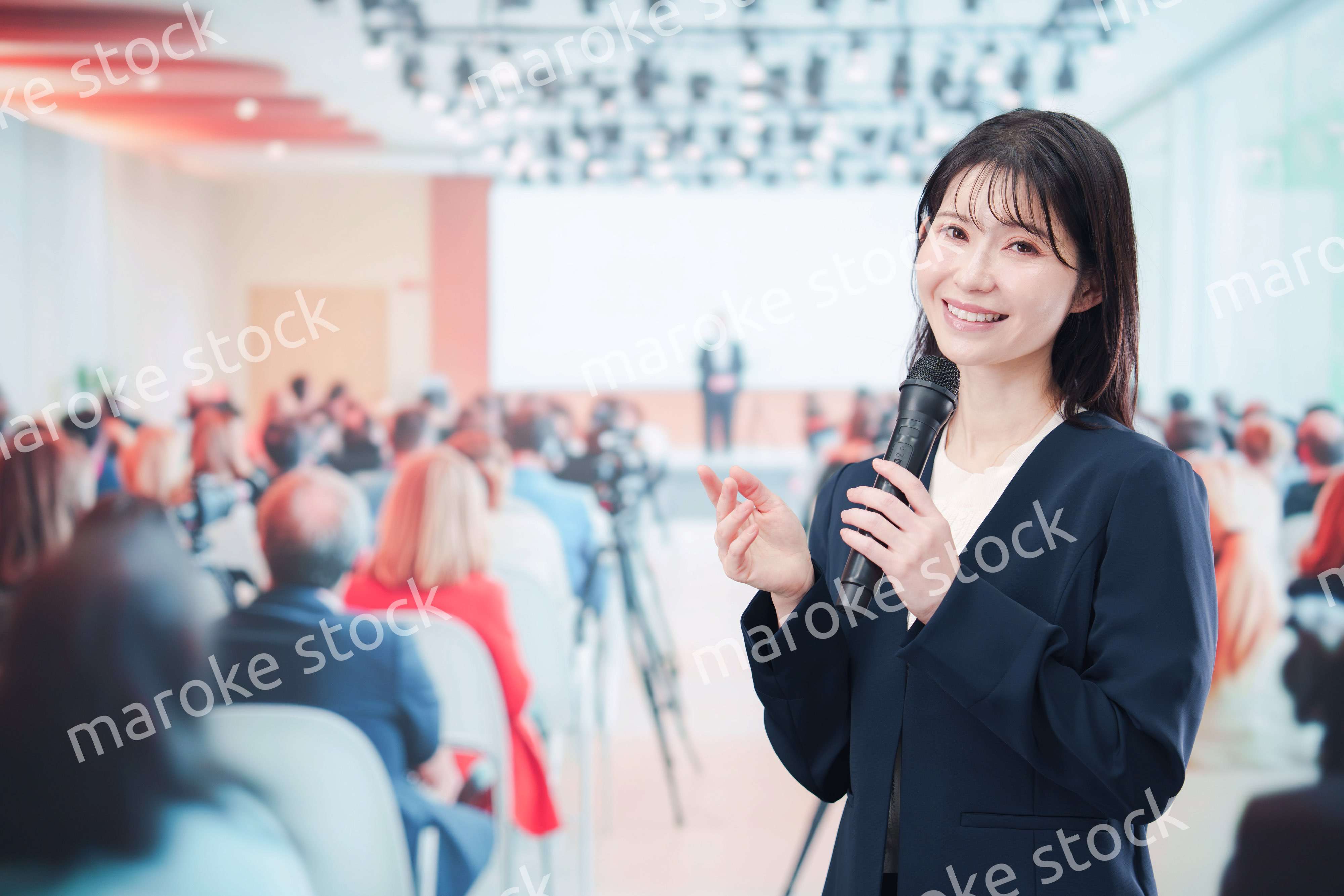 記者会見で質問をする女性の記者