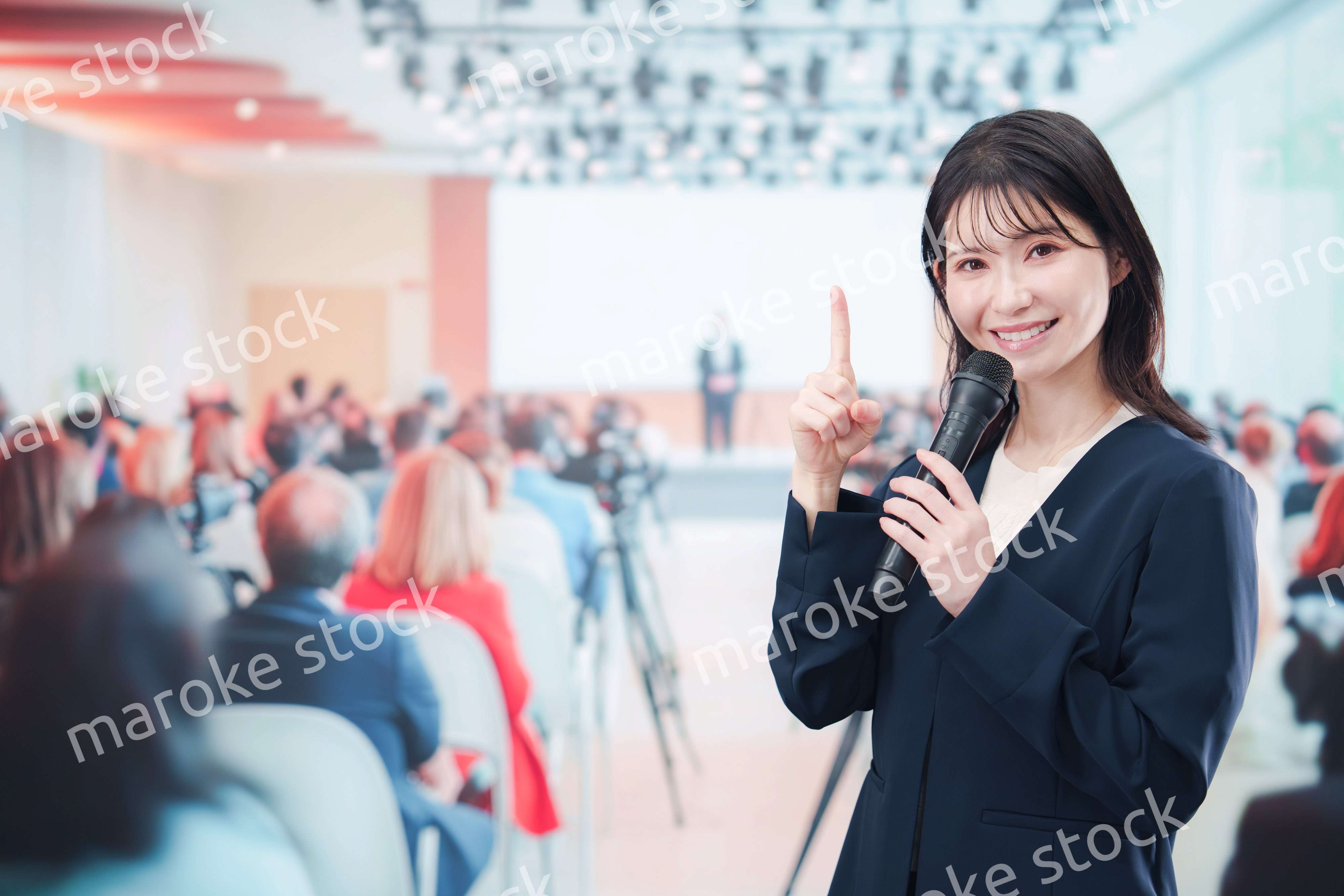 記者会見で質問をする女性の記者