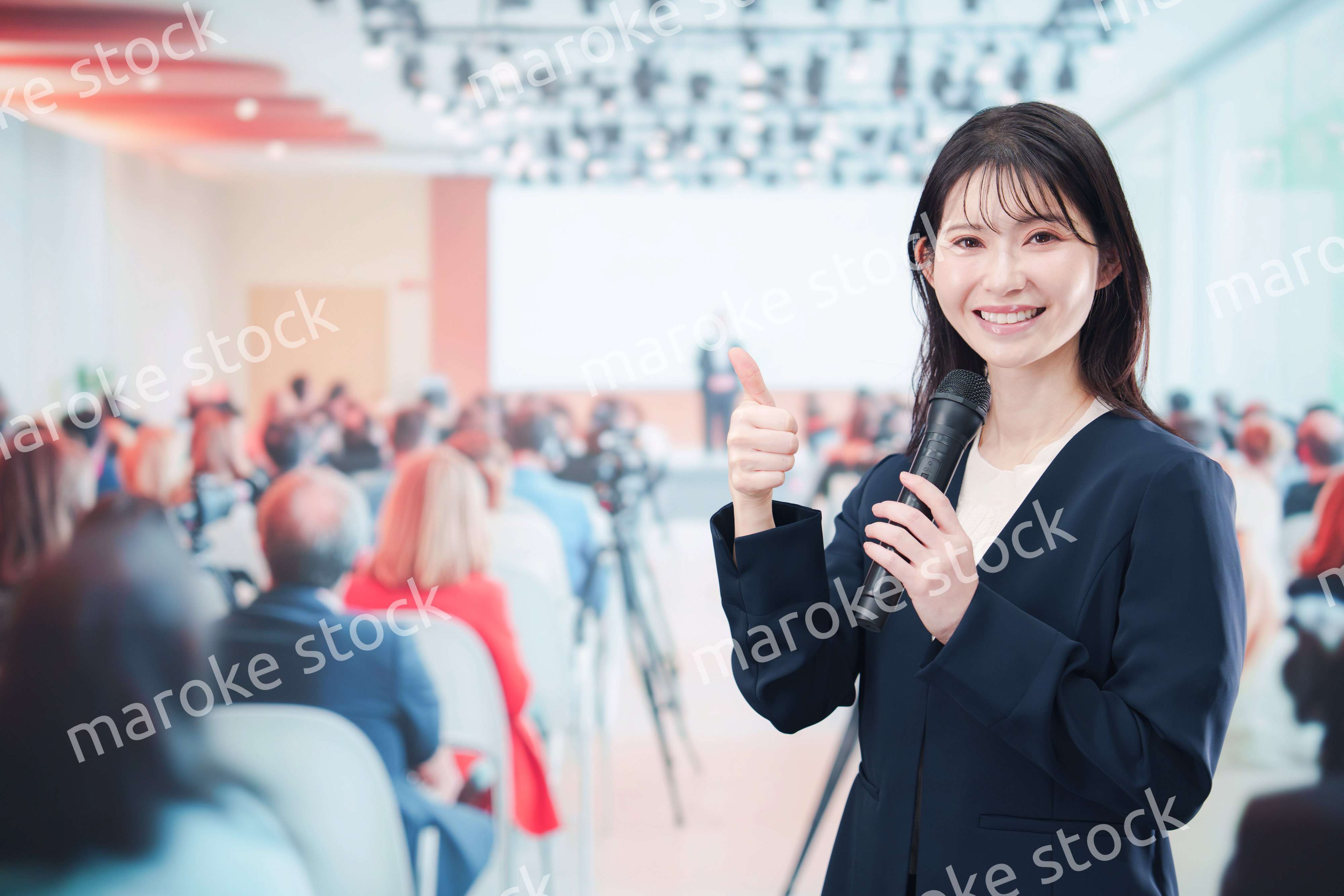 記者会見で質問をする女性の記者