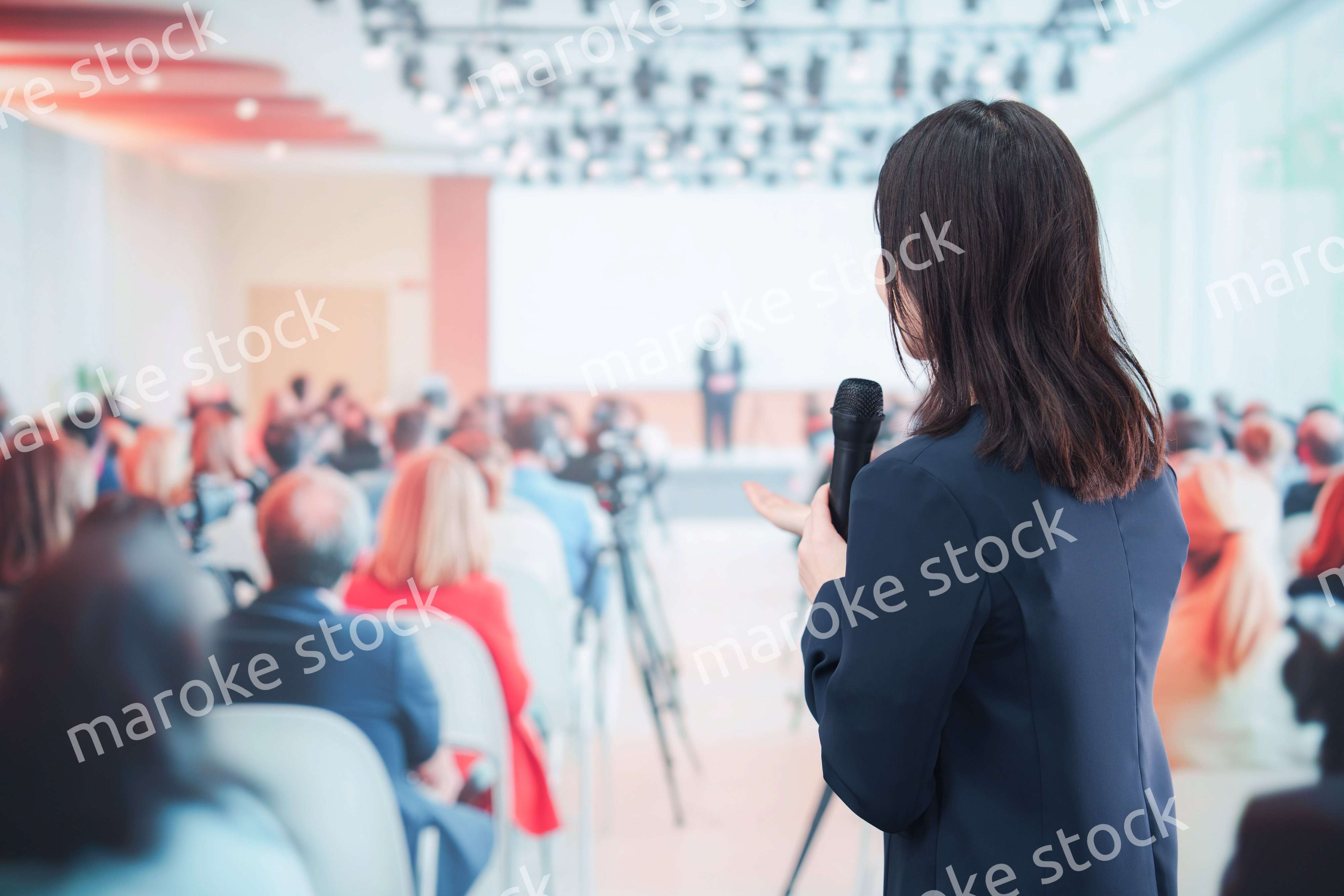 記者会見で質問をする女性の記者