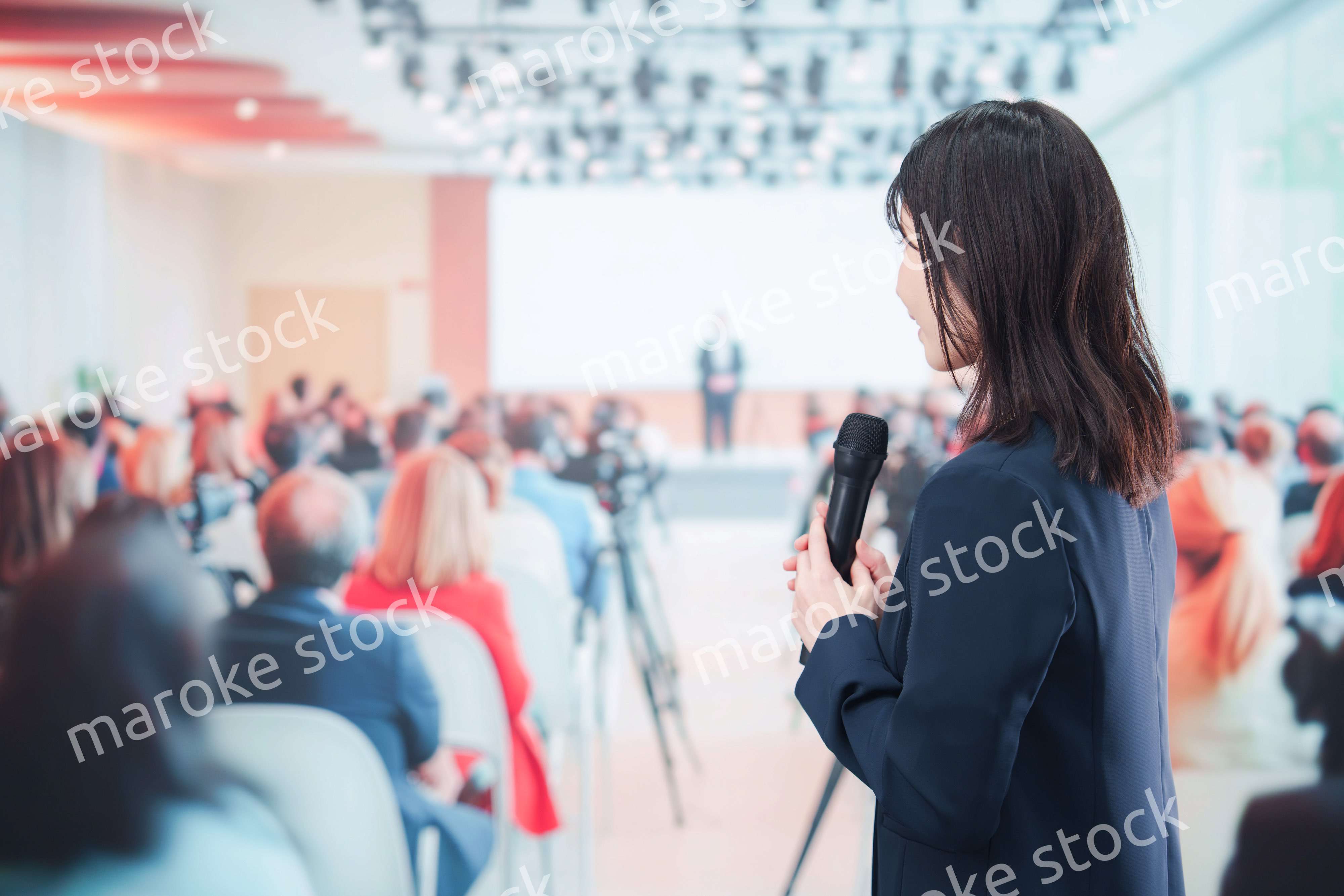 記者会見で質問をする女性の記者