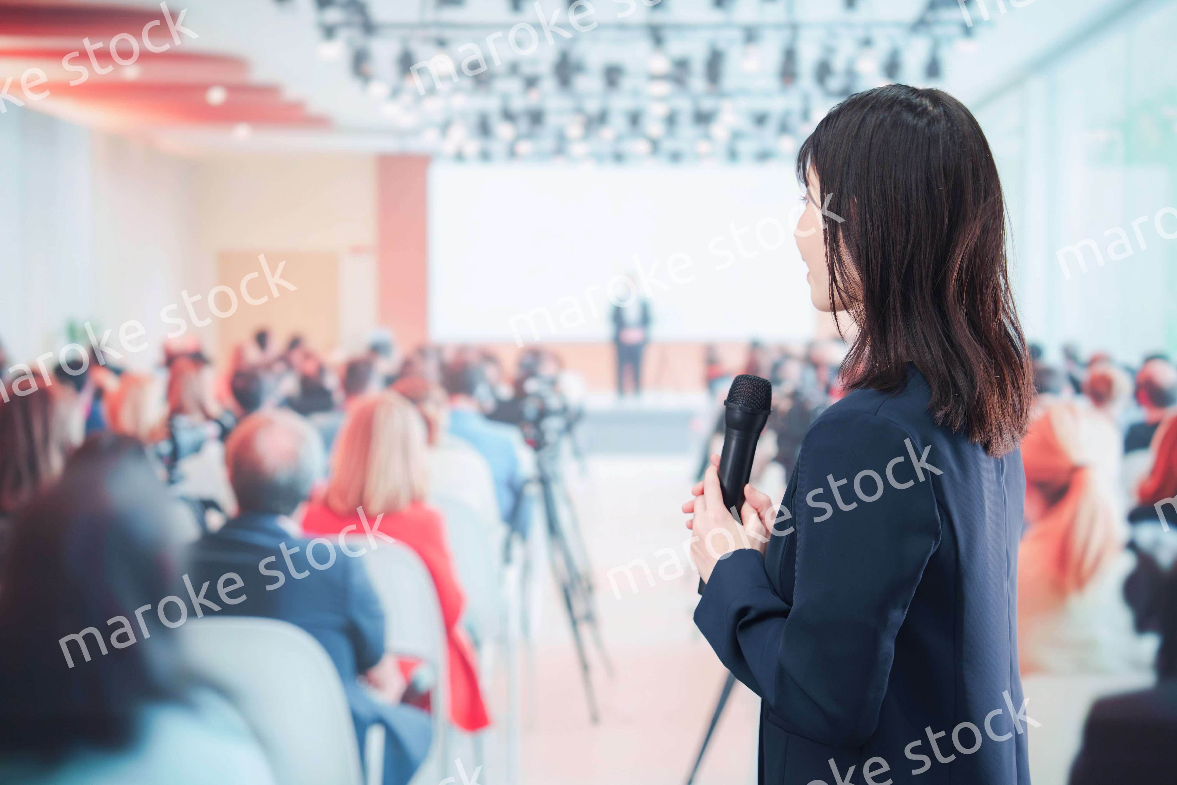 記者会見で質問をする女性の記者