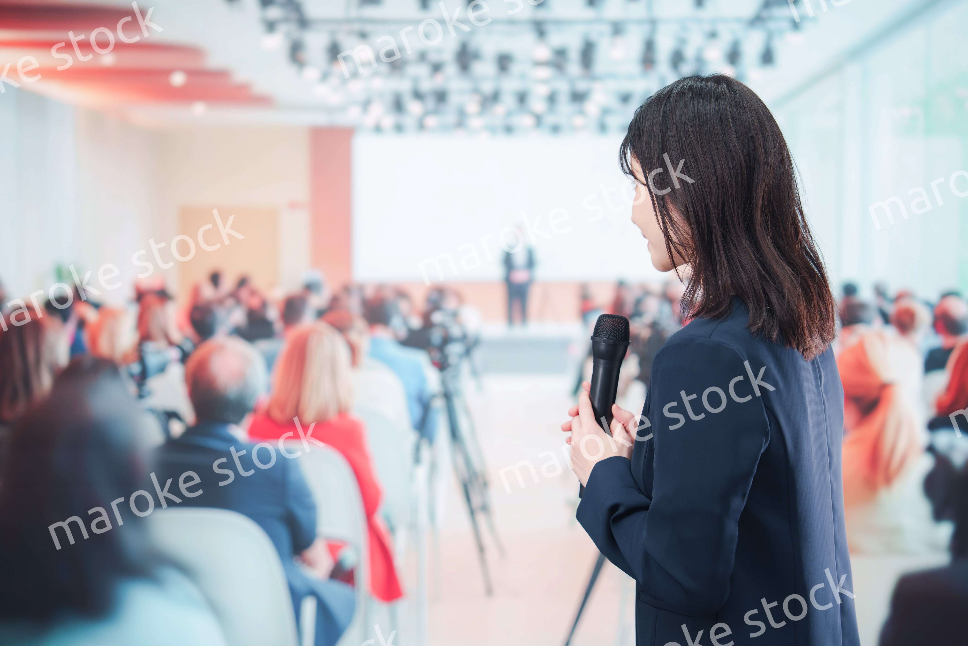 記者会見で質問をする女性の記者